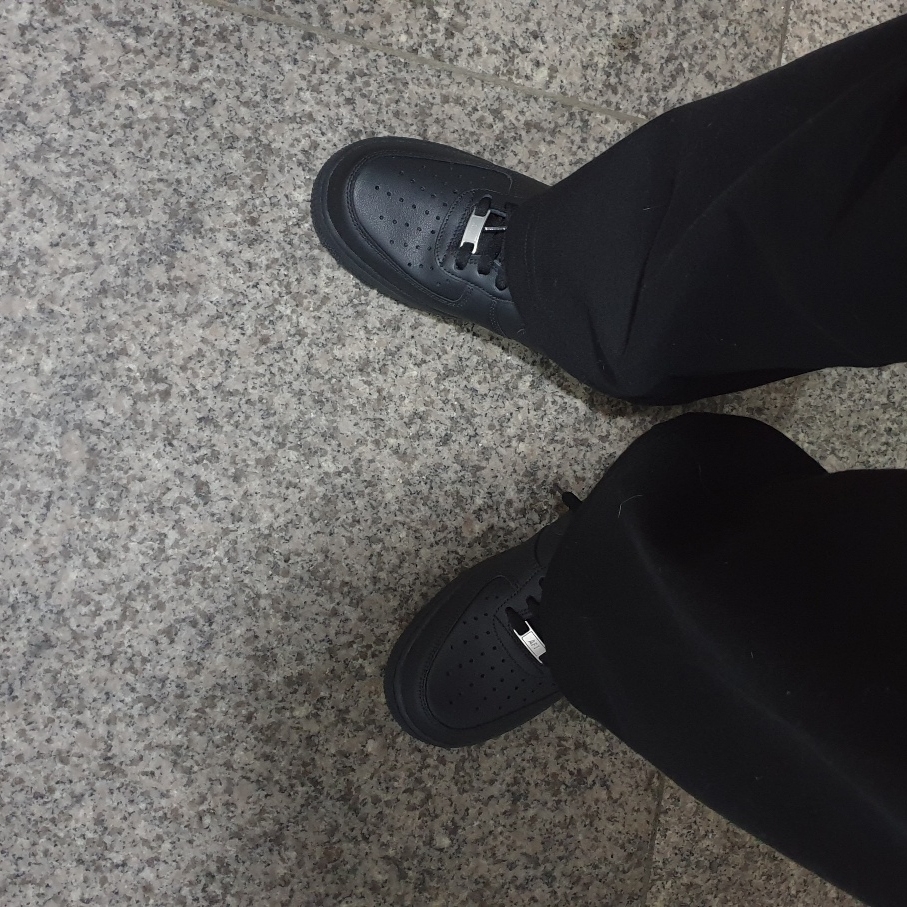 Nike Air Force 1 '07 Low Triple Black 착용 스타일