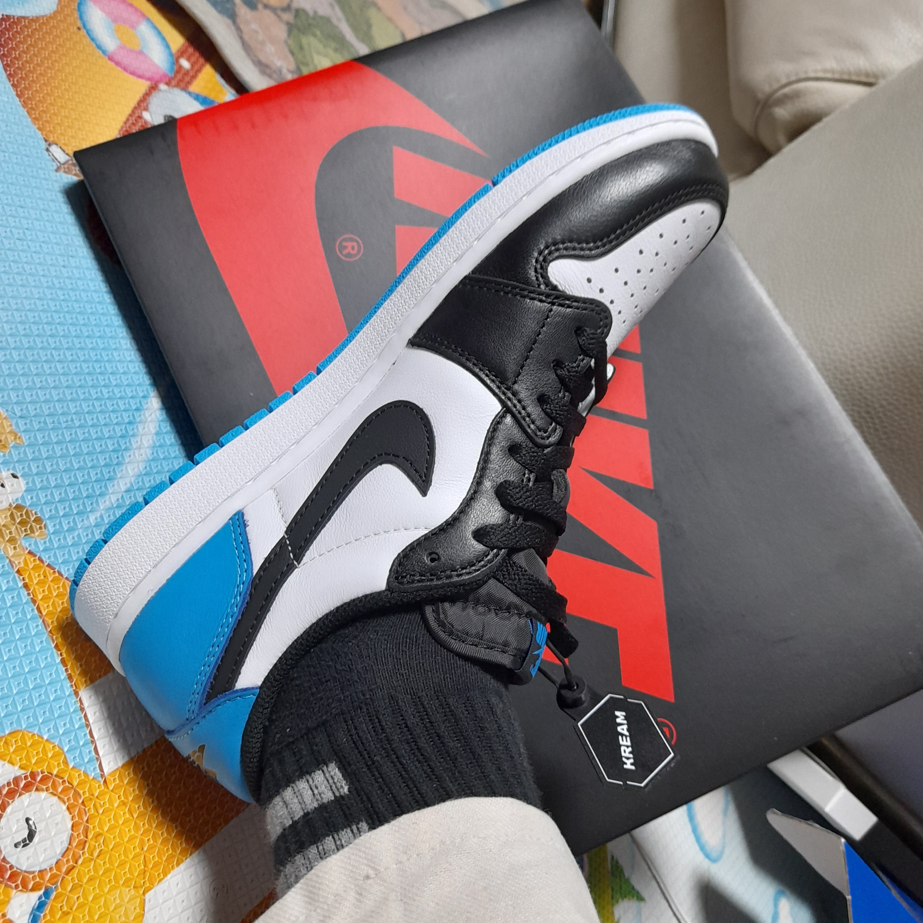 Jordan 1 Retro Low OG Black and Dark Powder Blue 착용 스타일