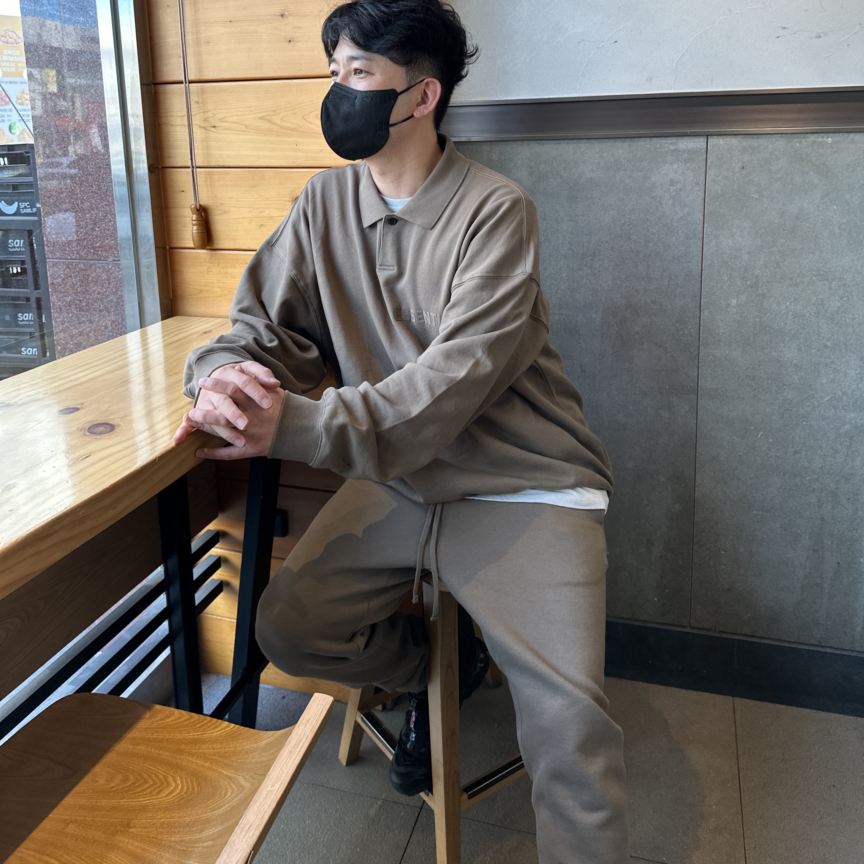 Essentials Long Sleeve Polo Wood - 22FW, Essentials Sweatpants Harvest - 21FW 착용 스타일