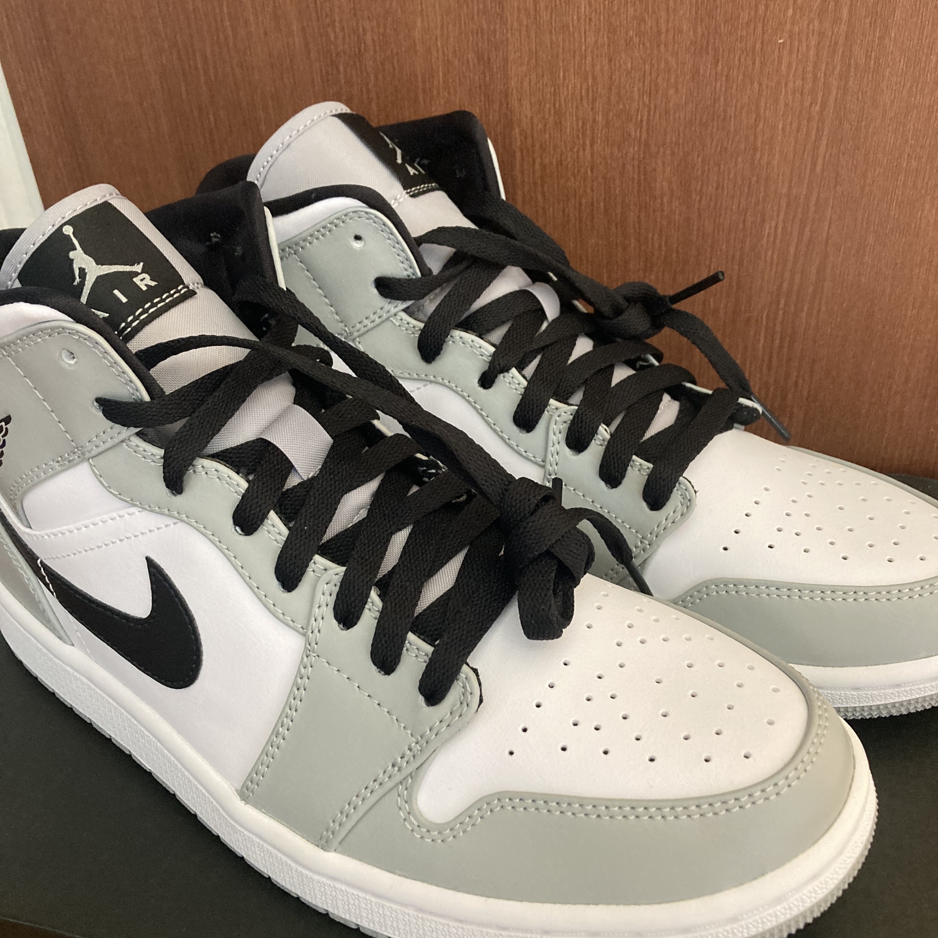 Jordan 1 Mid Light Smoke Grey 착용 스타일