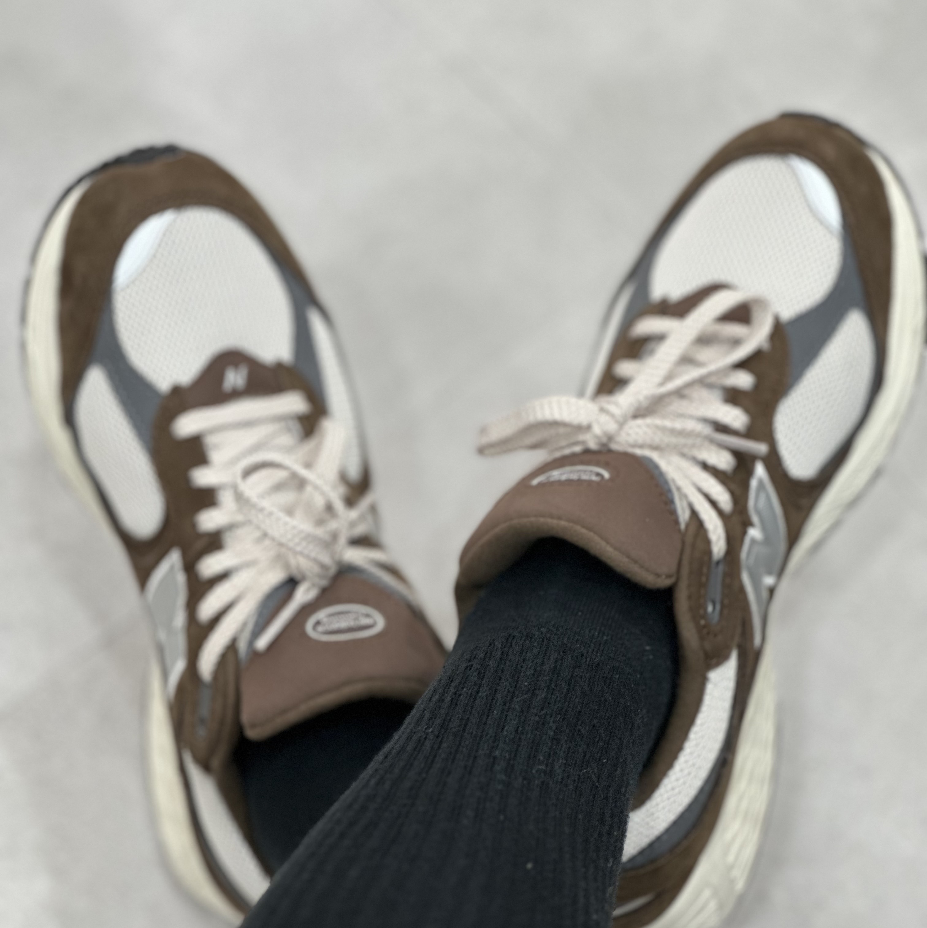 New Balance 2002R Brown Cream 착용 스타일 - 1