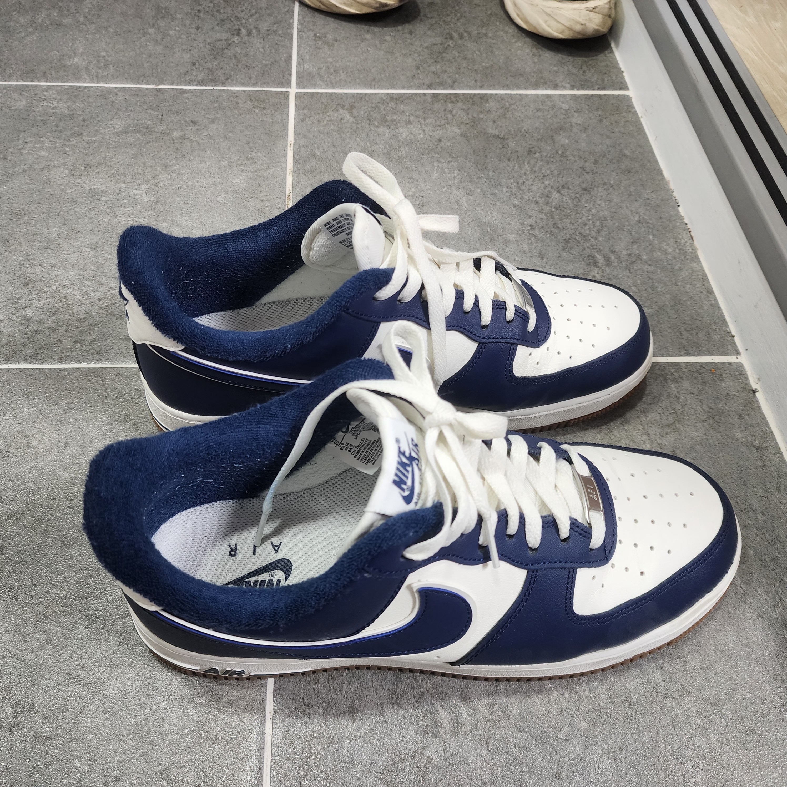 Nike Air Force 1 '07 LV8 Midnight Navy 착용 스타일 - 1