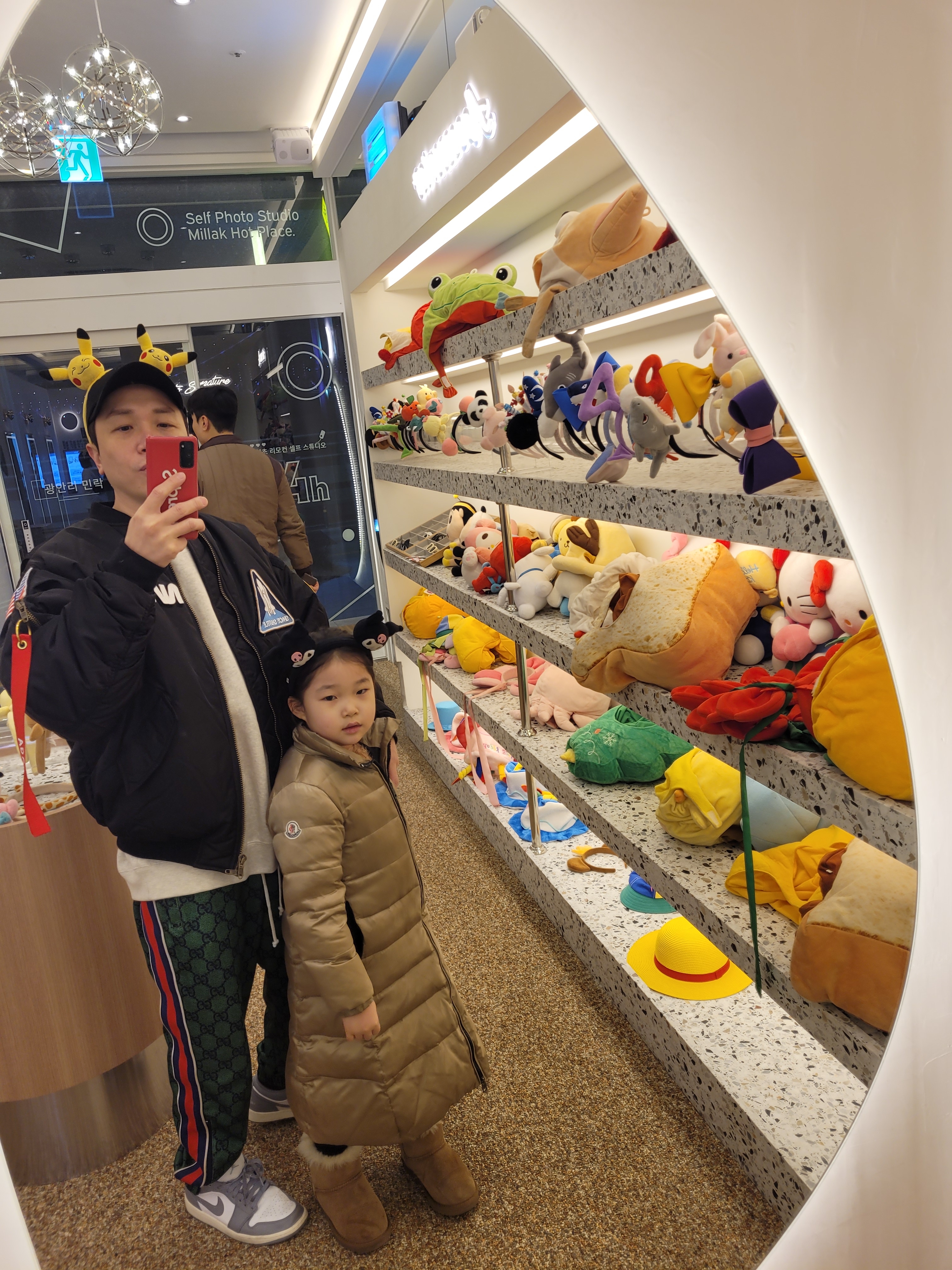 Wooyoungmi White Logo Ball Cap Black 착용 스타일