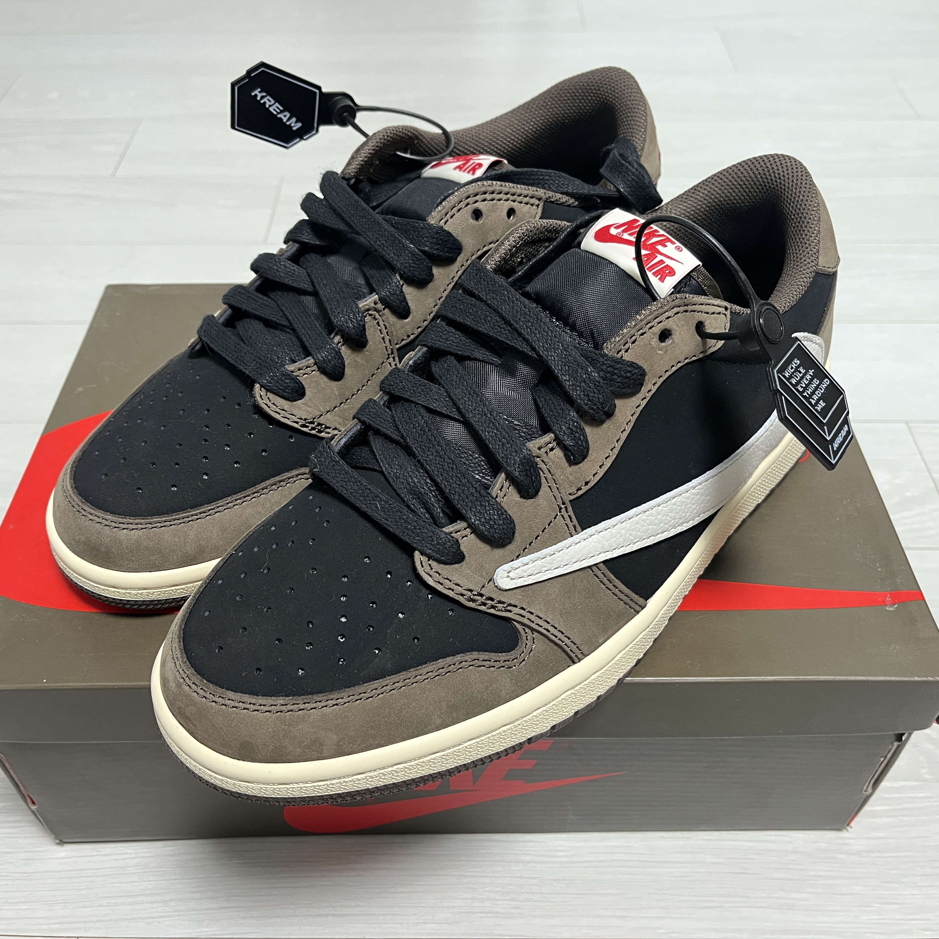 Jordan 1 x Travis Scott Retro Low OG SP Mocha 착용 스타일