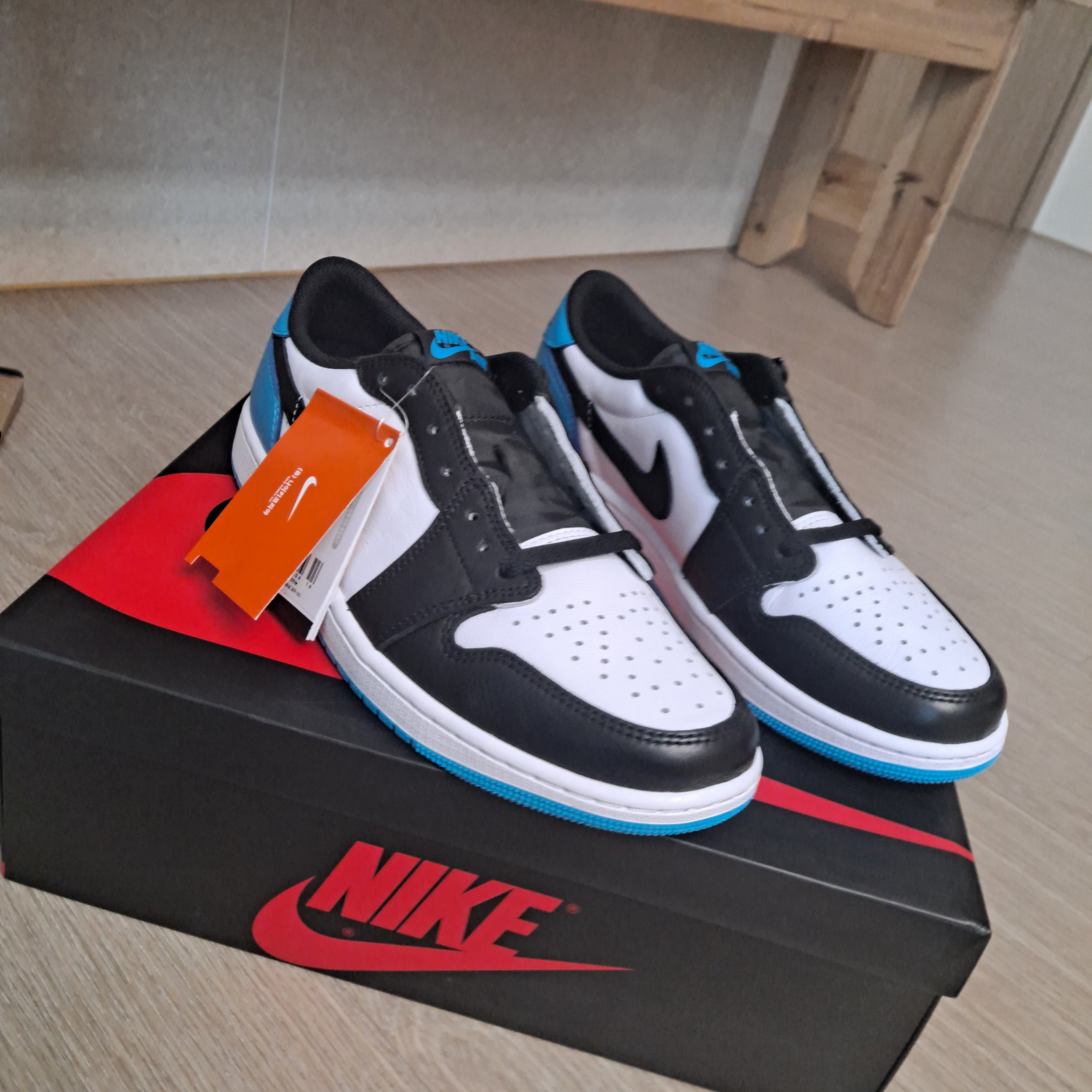 Jordan 1 Retro Low OG Black and Dark Powder Blue, Converse Run Star Hike Hi Black White Gum 착용 스타일 - 2