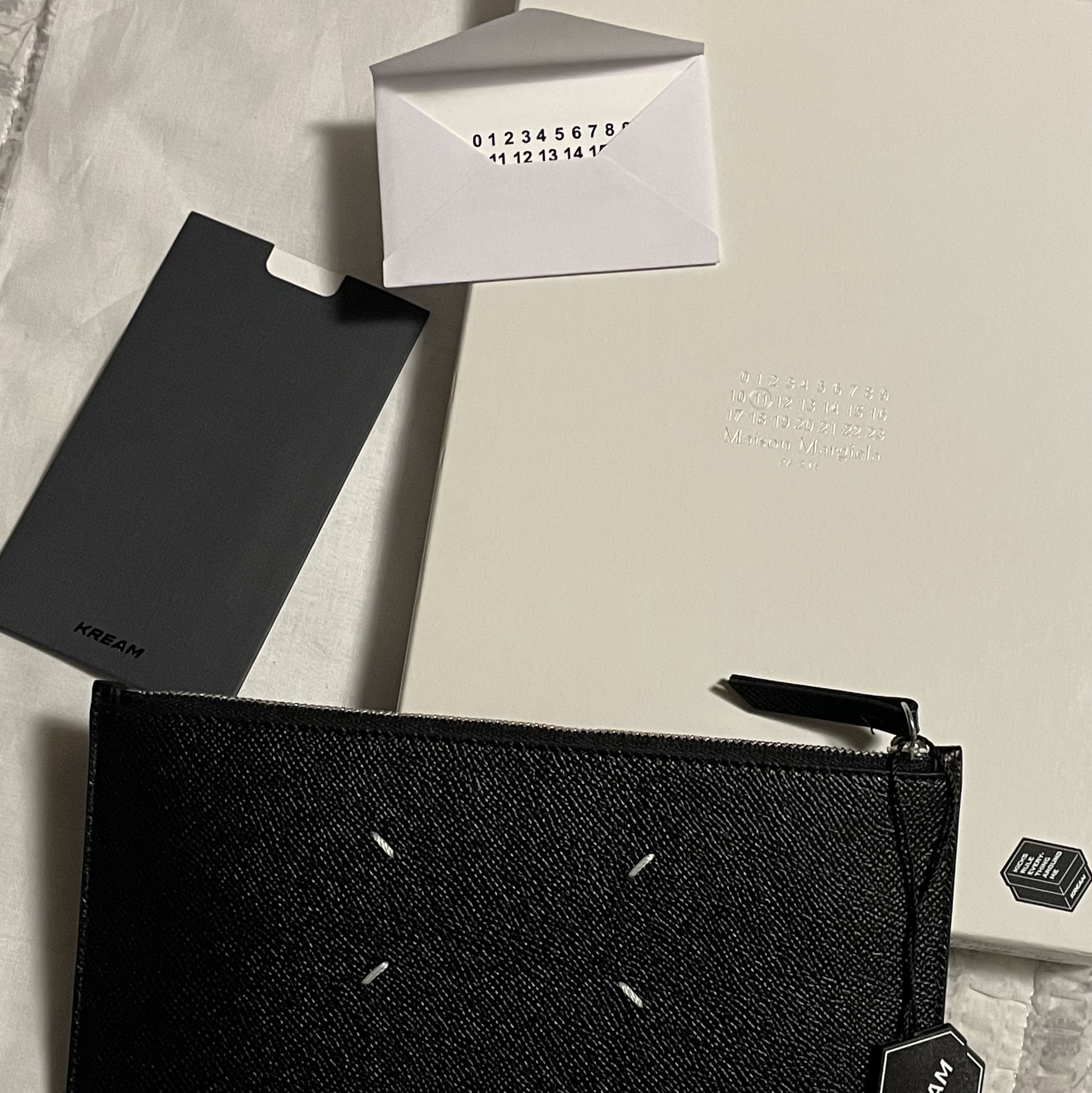 Maison Margiela Bovine Leather Pouch Black 착용 스타일