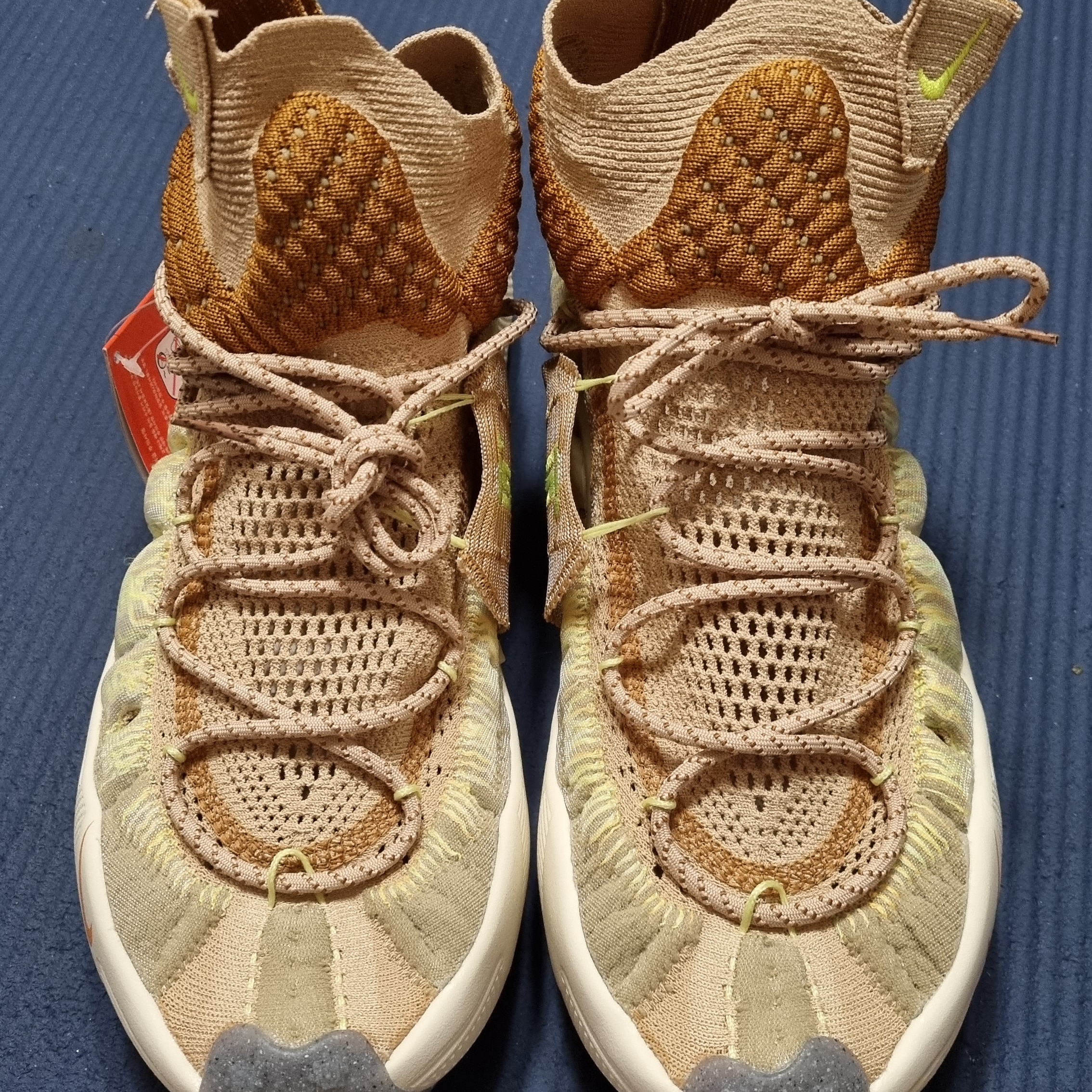 Nike ISPA Sense Flyknit Sesame and Desert Ochre 착용 스타일 - 1