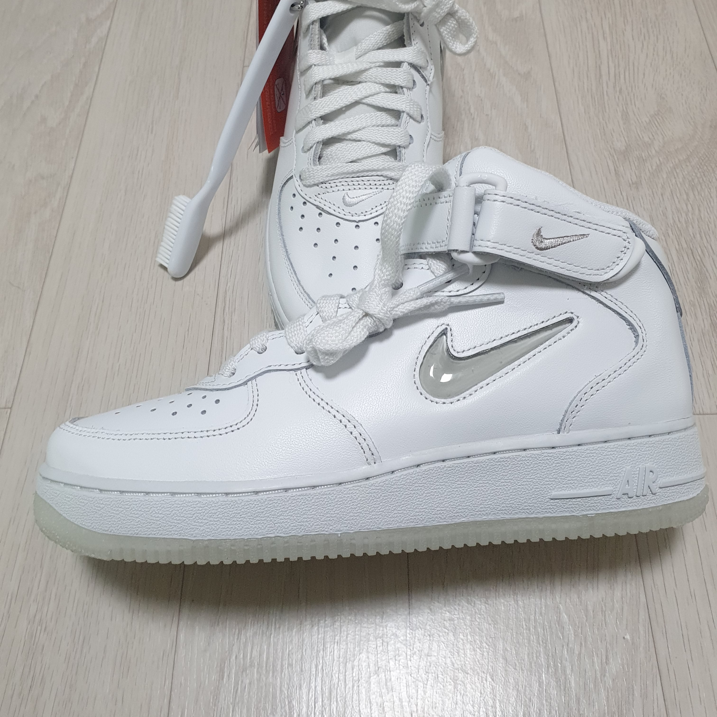 Nike Air Force 1 Mid '07 Color of the Month Summit White 착용 스타일 - 2