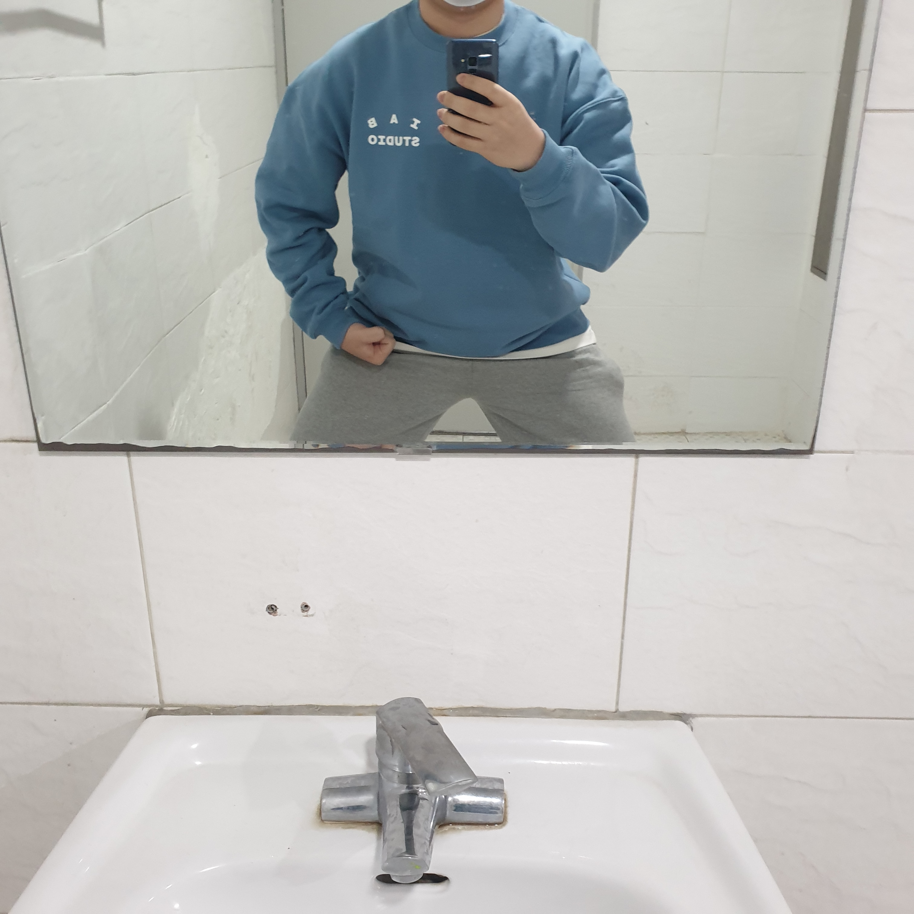 IAB Studio Crewneck Sky Blue 착용 스타일