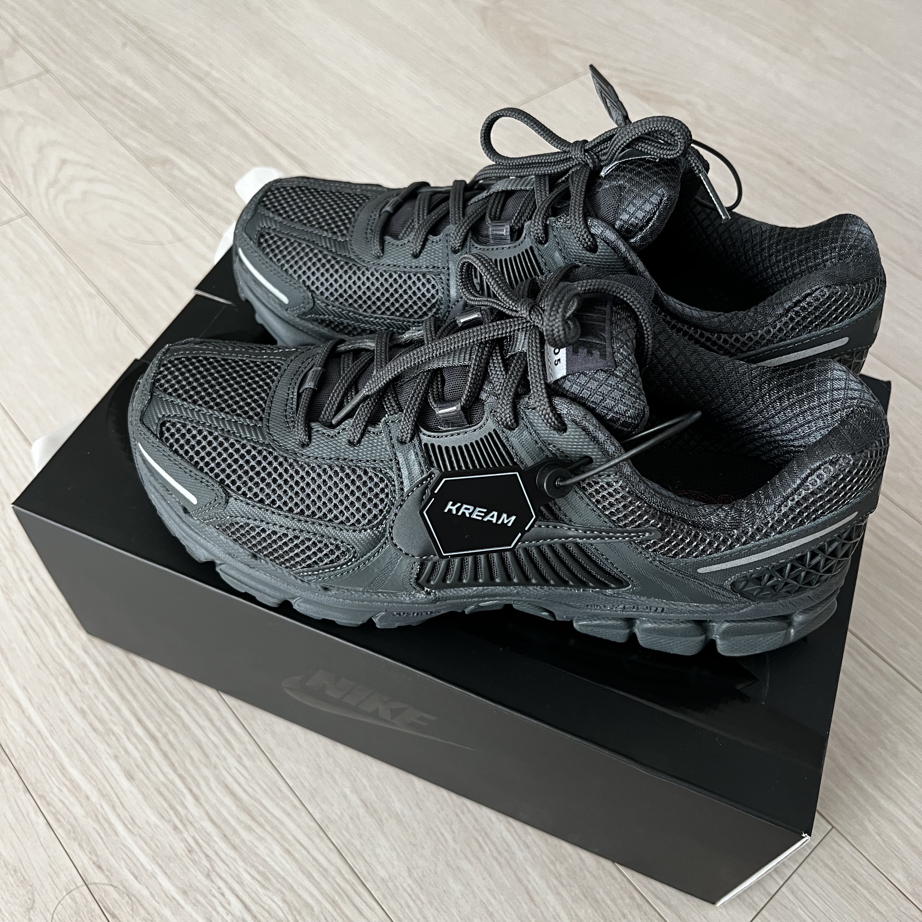 Nike Zoom Vomero 5 SP Anthracite 2023 착용 스타일 - 1