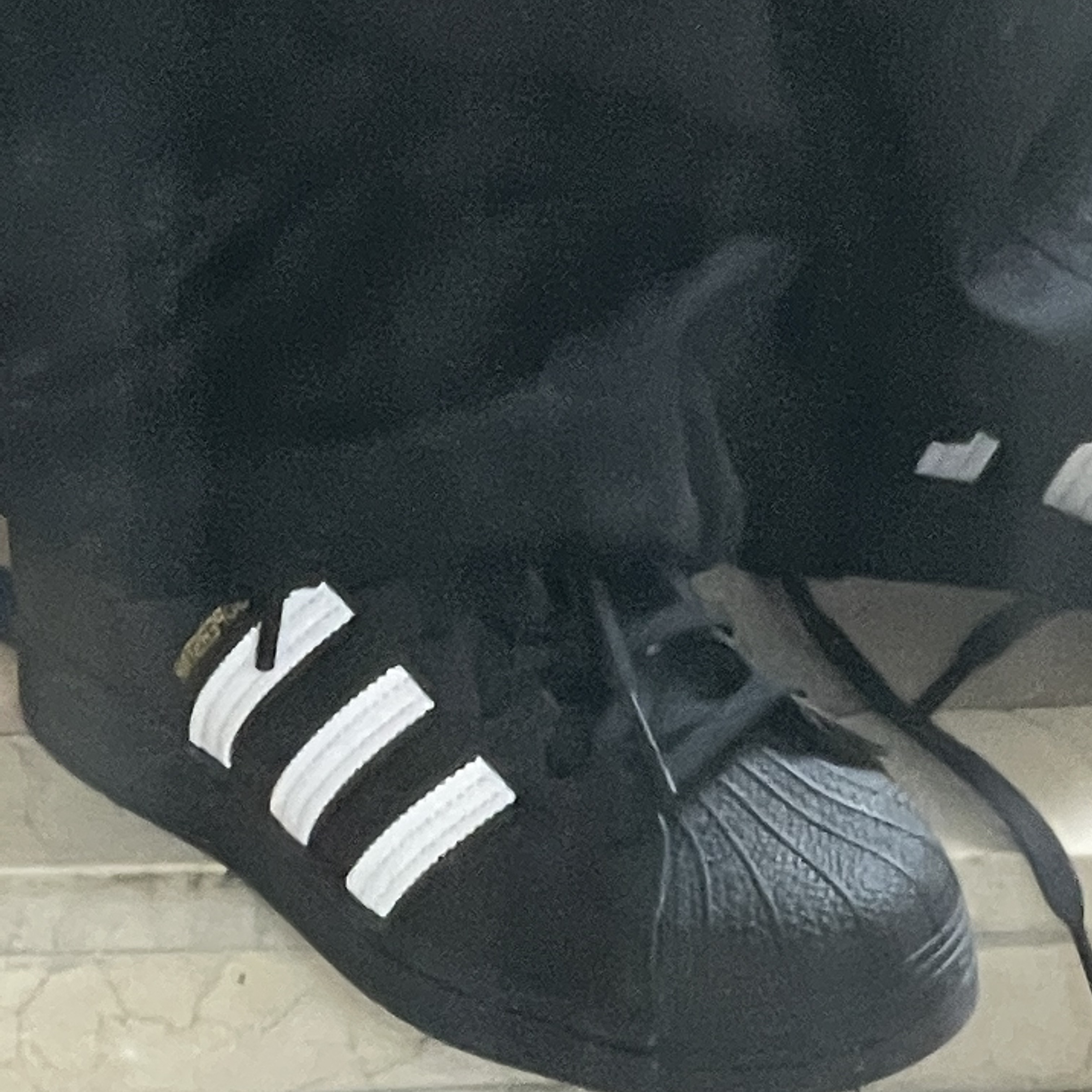 Adidas Superstar Core Black White 착용 스타일