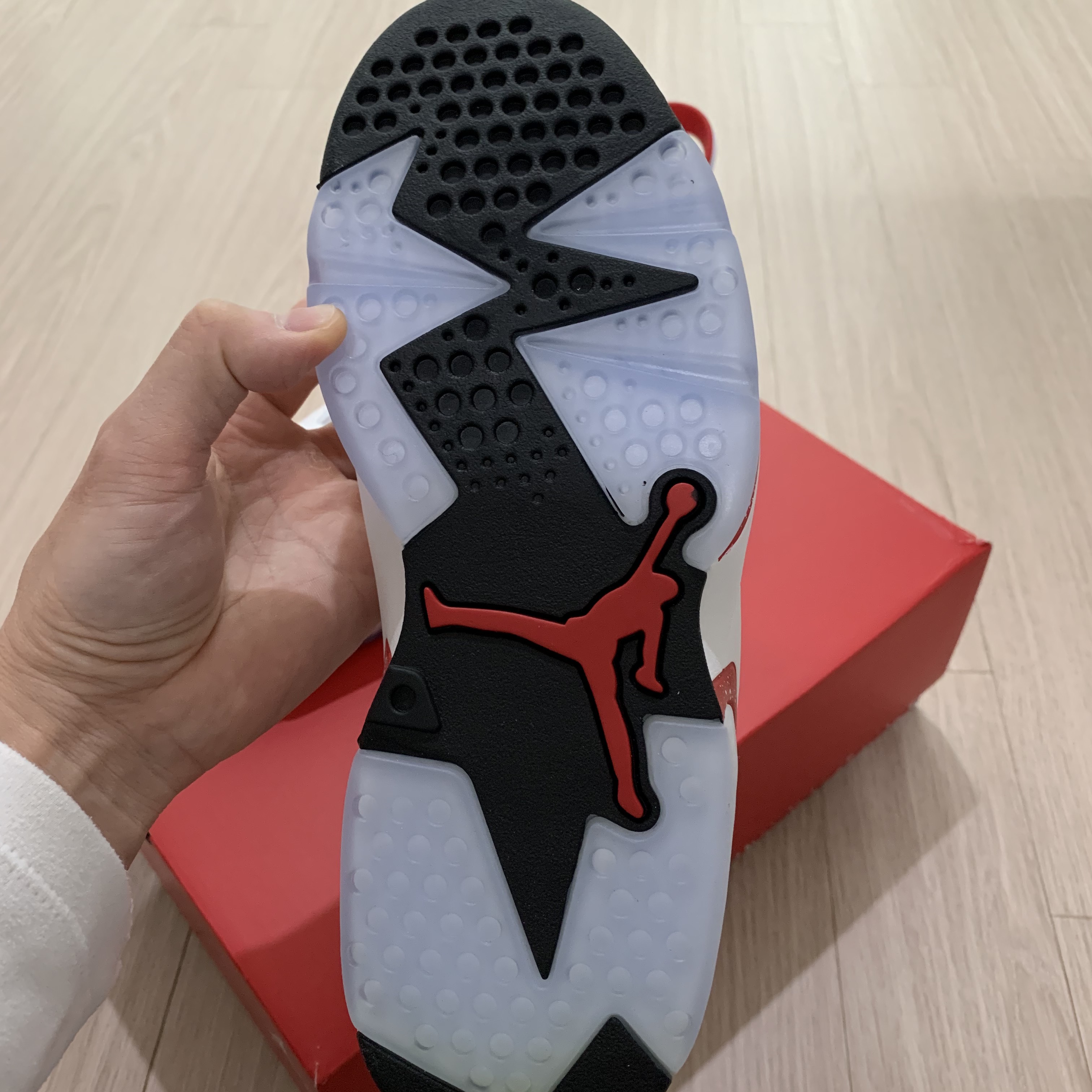 Jordan 6 Retro White and University Red 착용 스타일 - 5