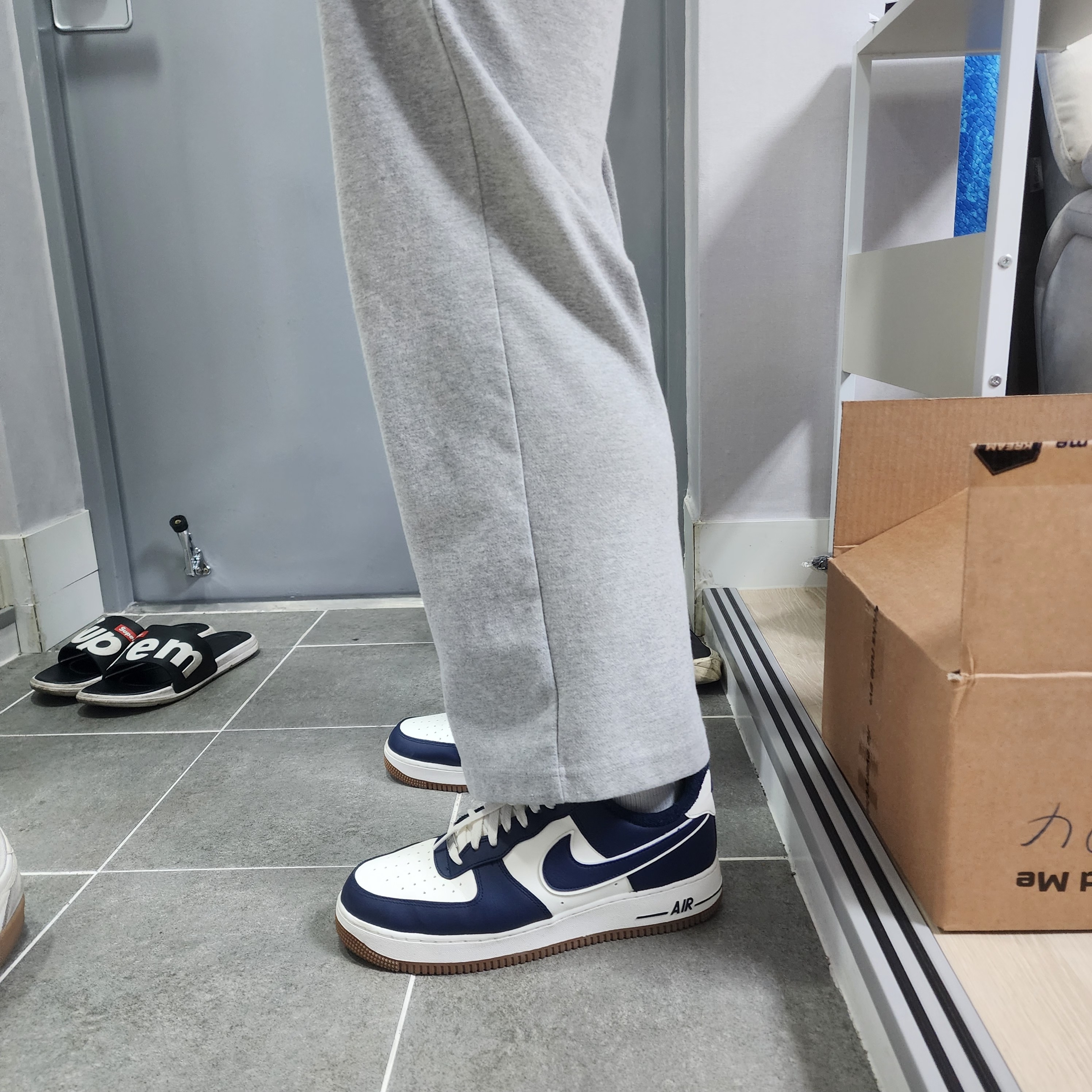 Nike Air Force 1 '07 LV8 Midnight Navy 착용 스타일 - 4