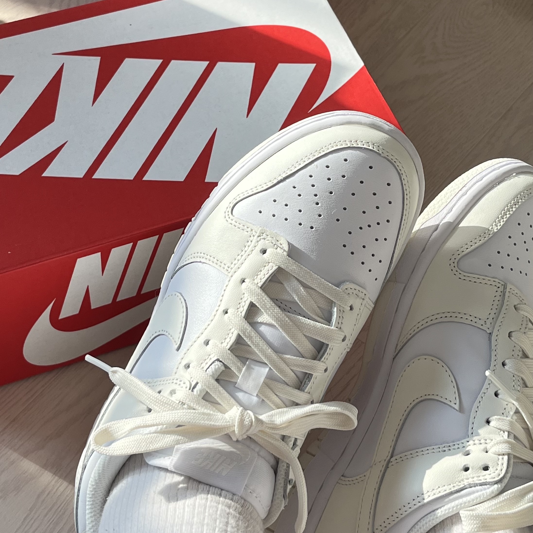 (W) Nike Dunk Low White and Sail 착용 스타일 - 2