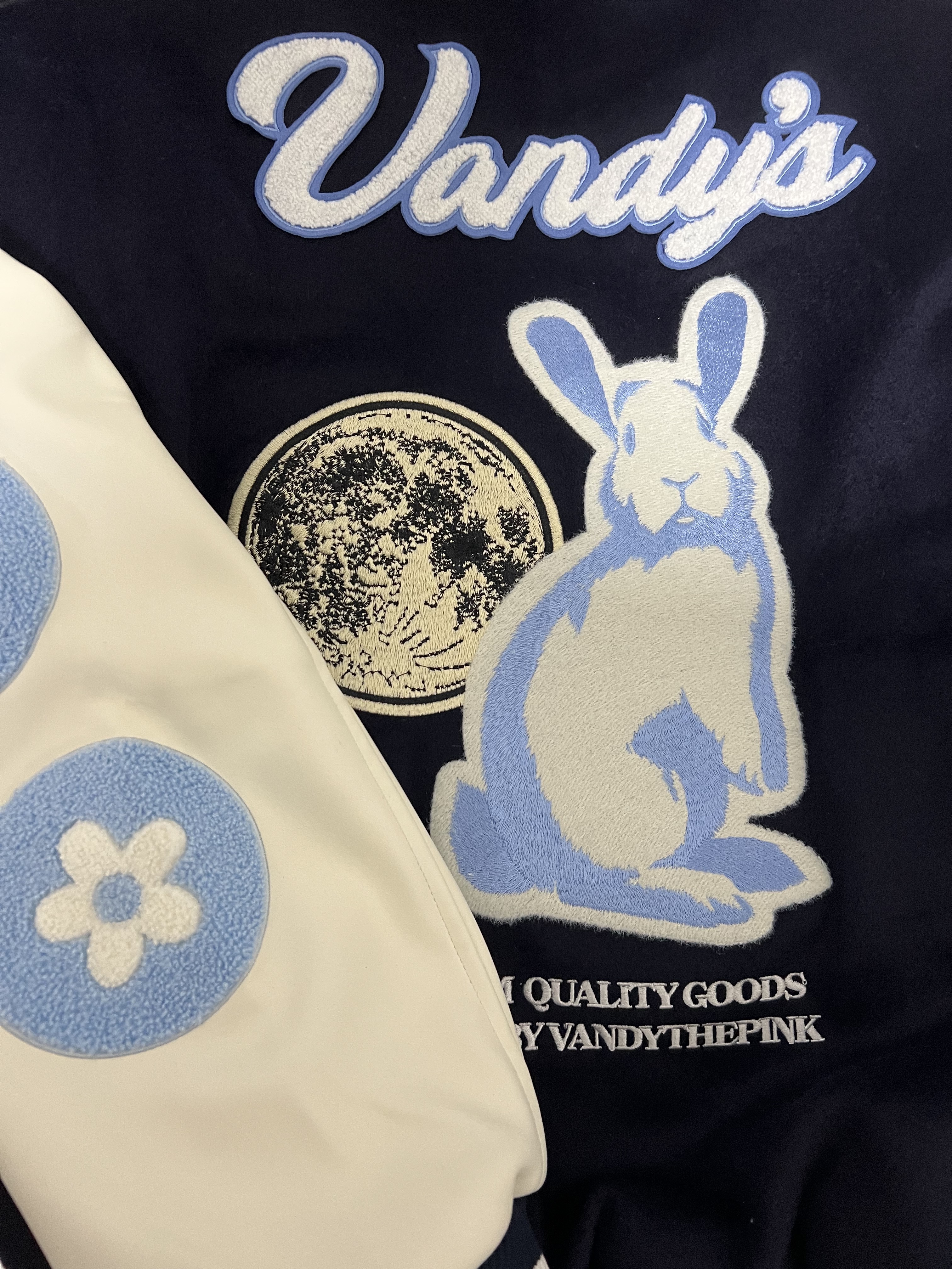 Vandy The Pink Rabbit Varsity Jacket 착용 스타일 - 1