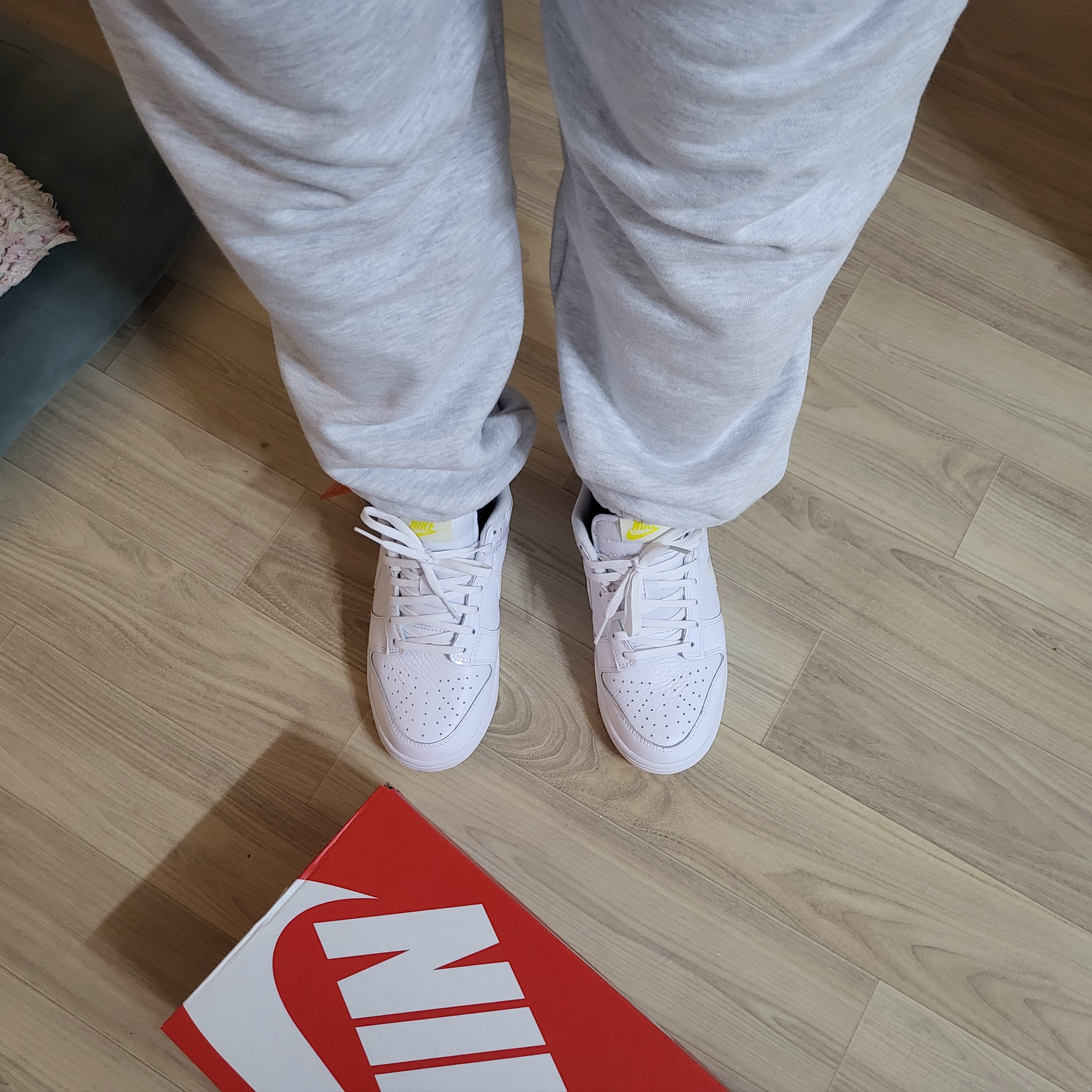(W) Nike Dunk Low Valentine's Day White Optic Yellow 착용 스타일 - 1
