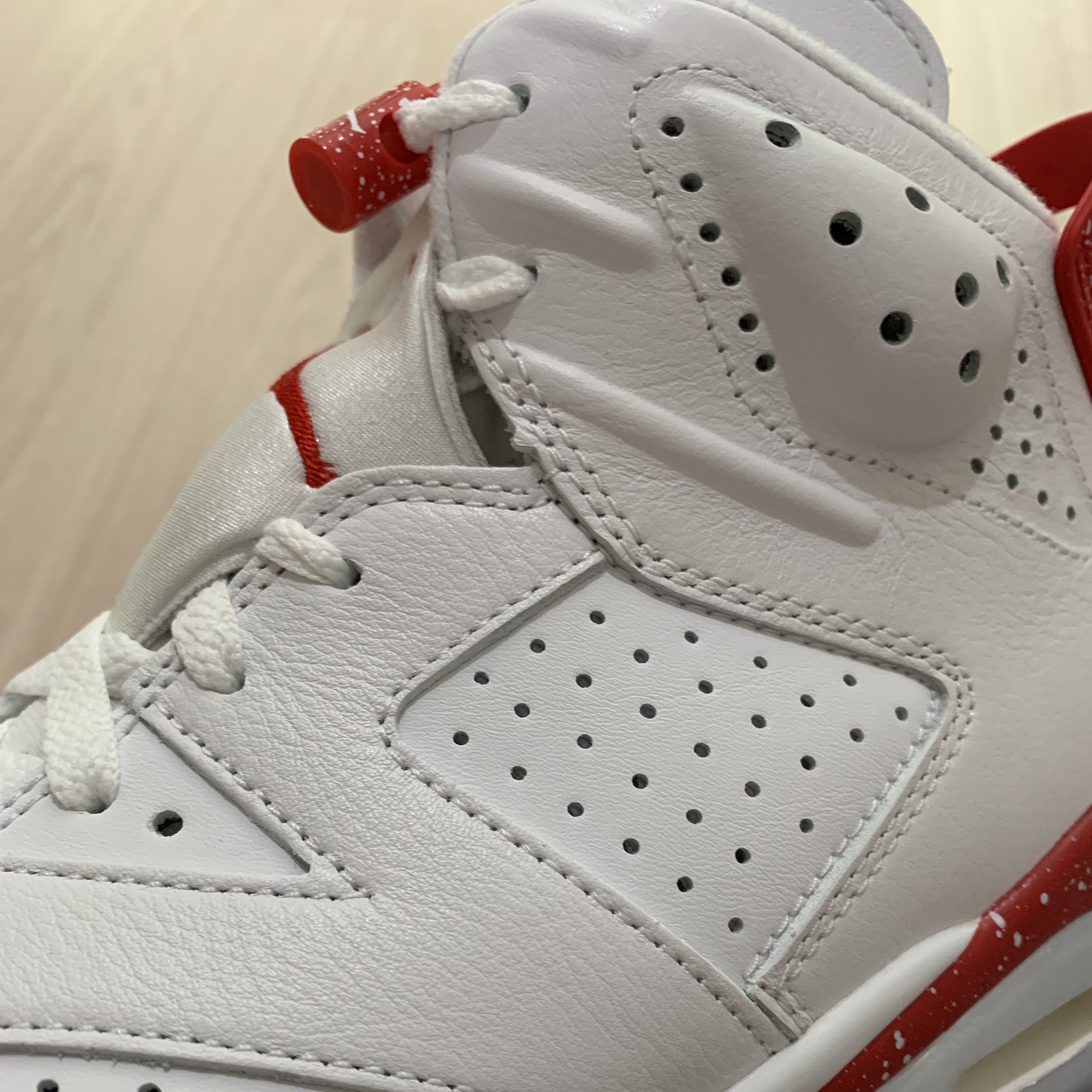 Jordan 6 Retro White and University Red 착용 스타일 - 2