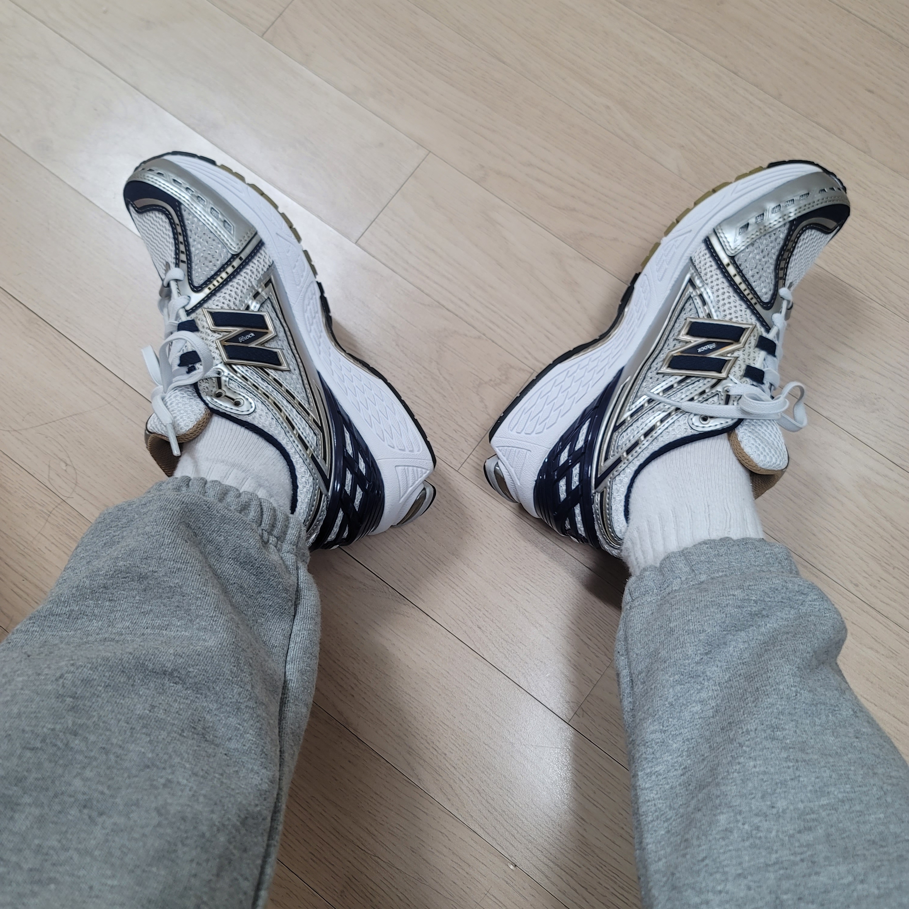 New Balance 1906R White Navy Gold 착용 스타일