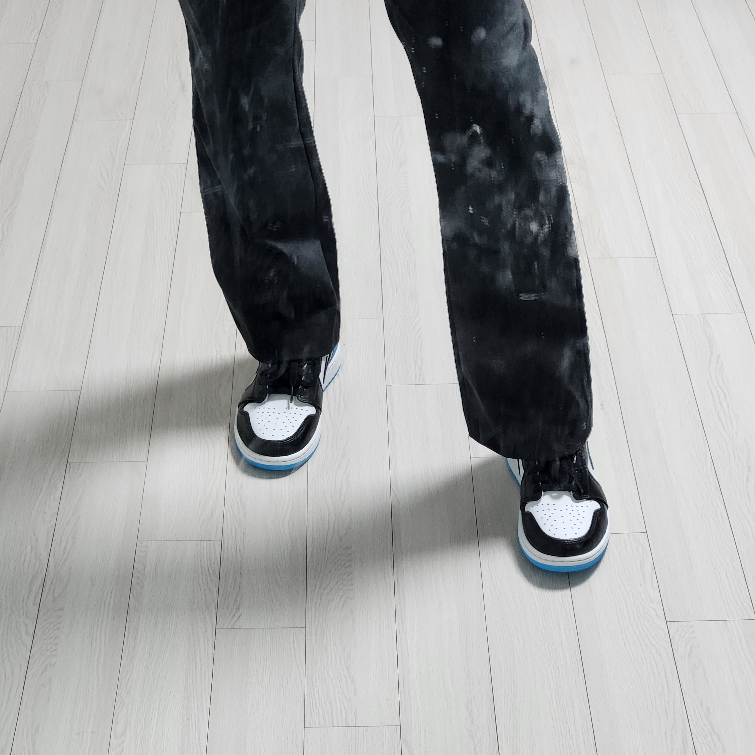 Jordan 1 Retro Low OG Black and Dark Powder Blue 착용 스타일 - 2