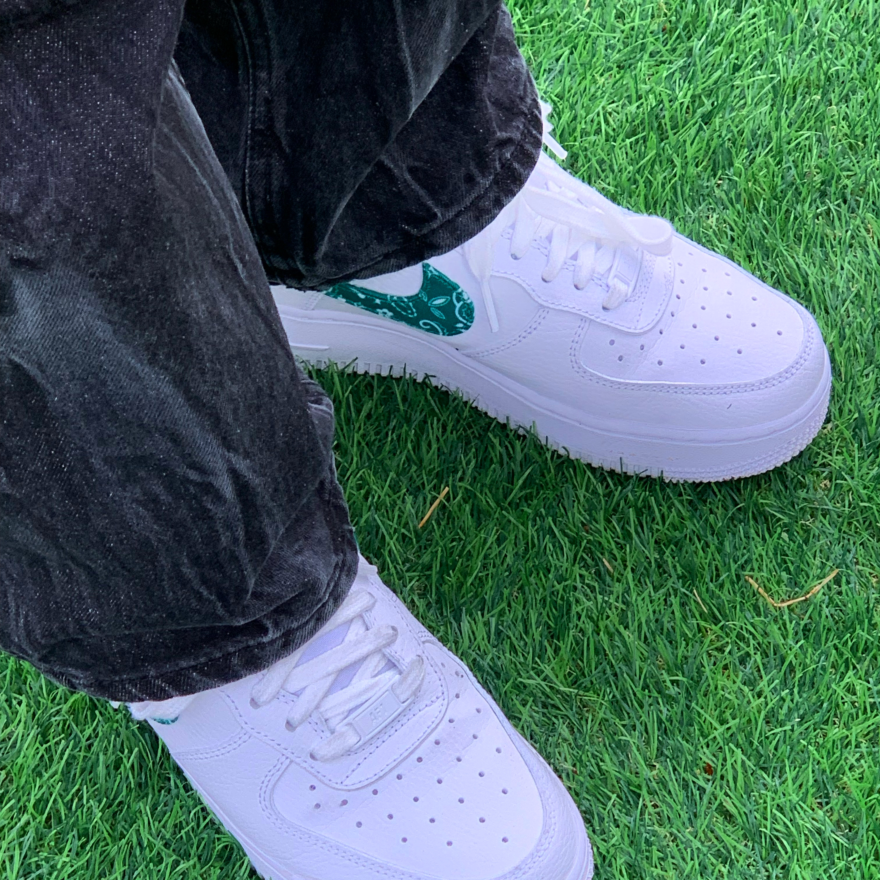 (W) Nike Air Force 1 '07 Essential Paisley Swoosh White Malachite 착용 스타일 - 1