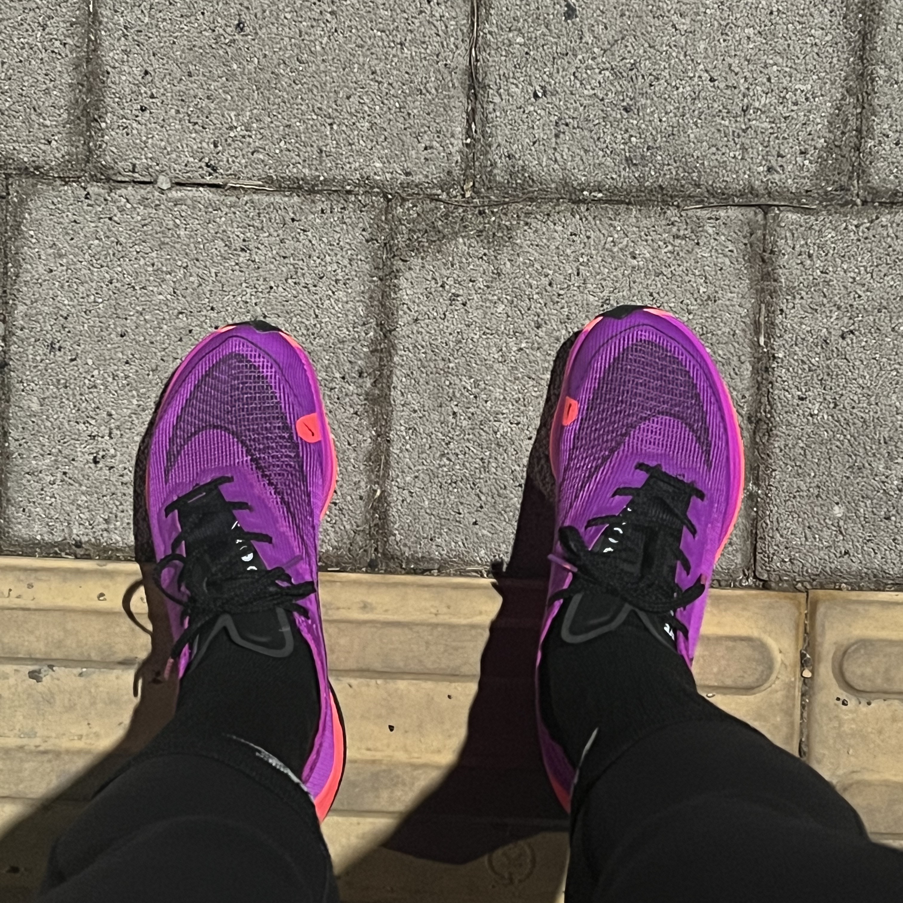 (W) Nike ZoomX Vaporfly Next% 2 Hyper Violet Black 착용 스타일