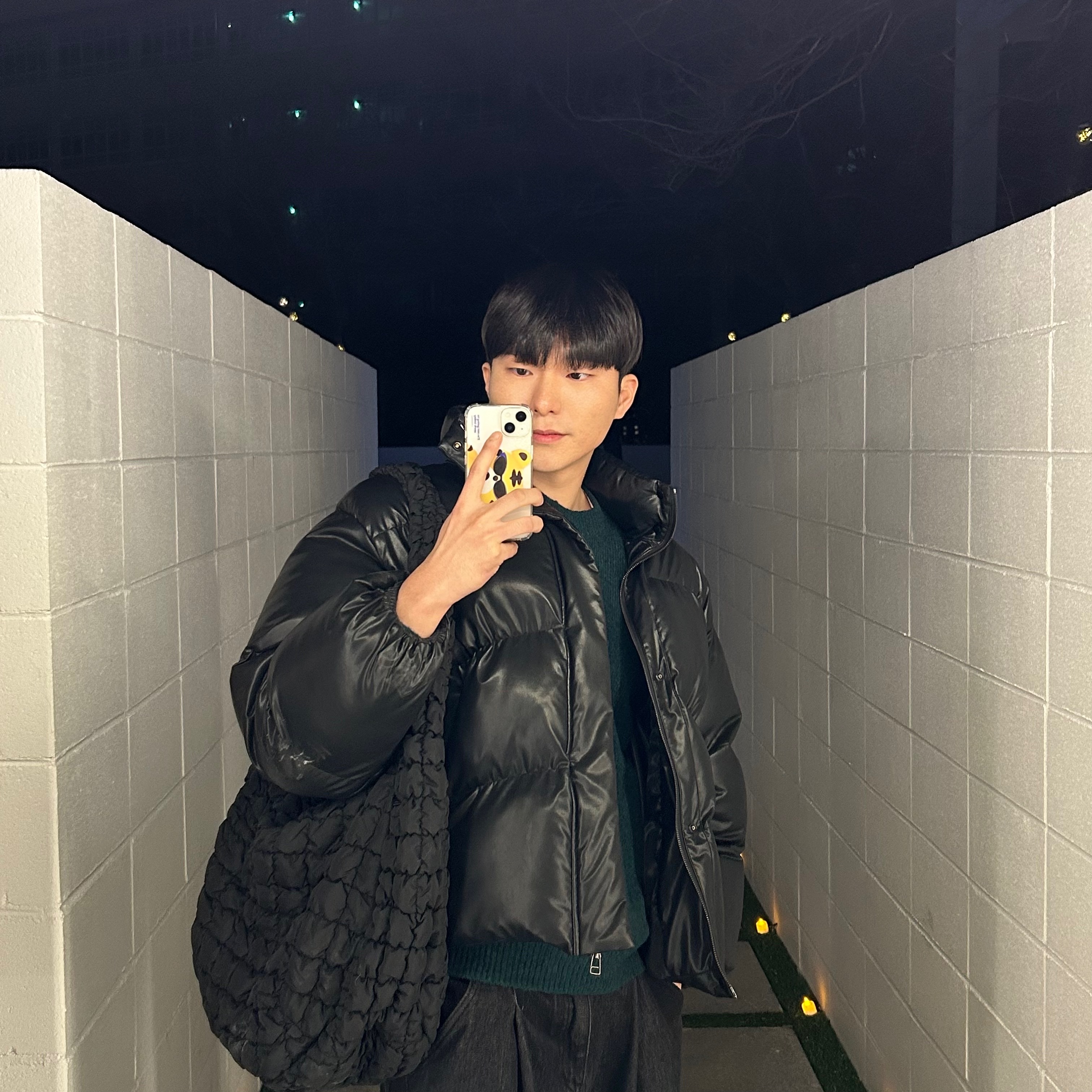 COS Quilted Oversized Shoulder Bag Black 착용 스타일