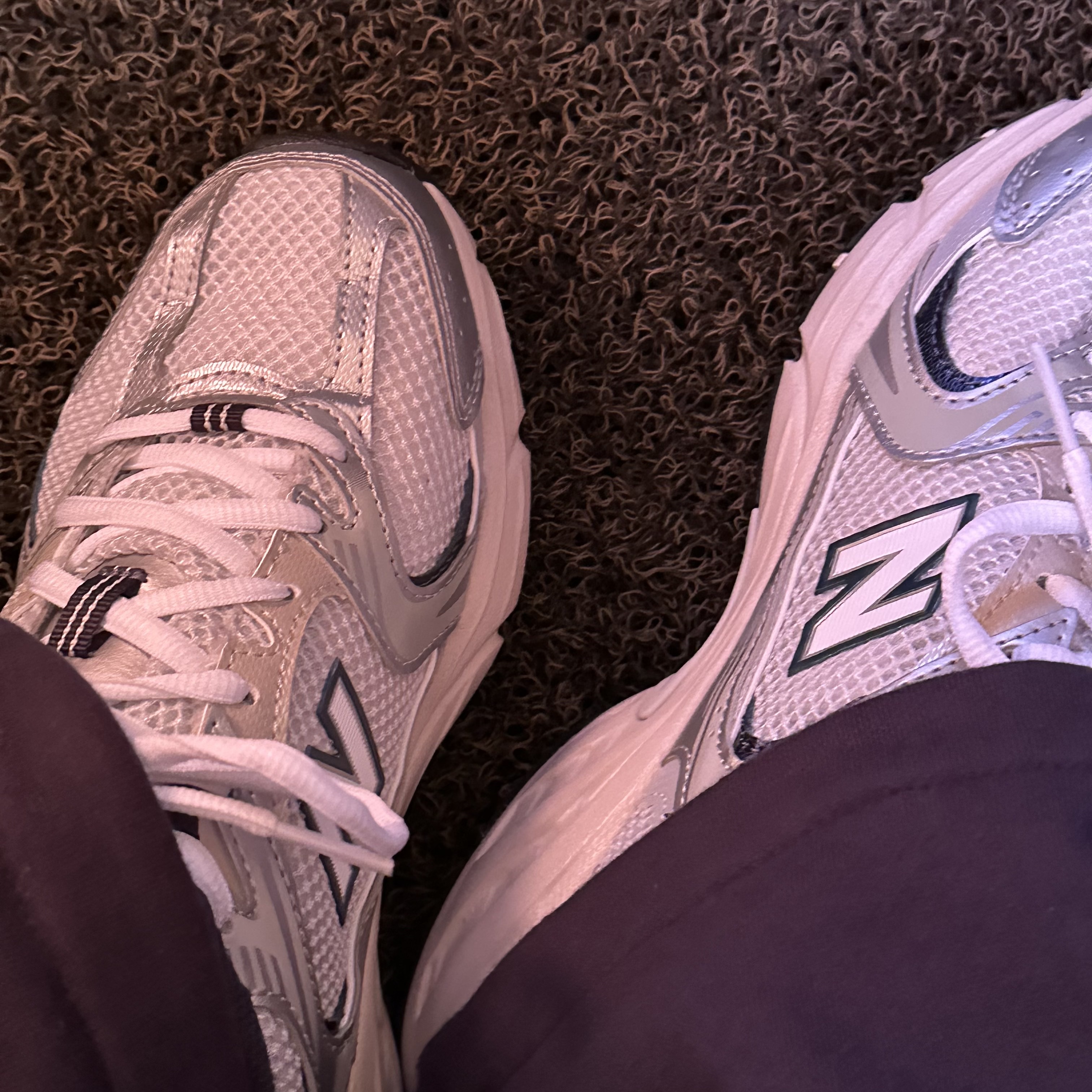 New Balance 530 Steel Grey 착용 스타일 - 1