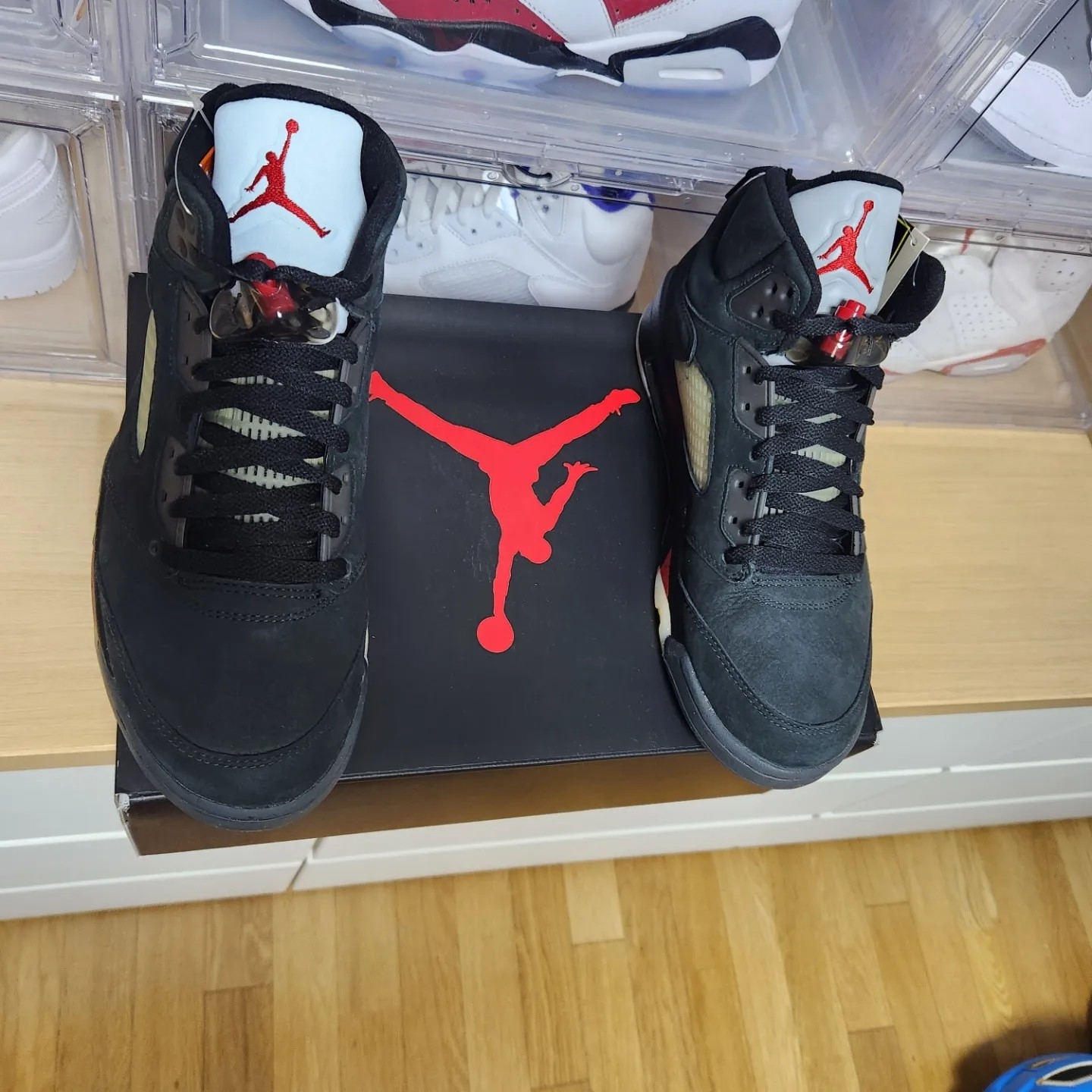 (W) Jordan 5 Retro Gore-Tex Off Noir Fire Red 착용 스타일 - 2