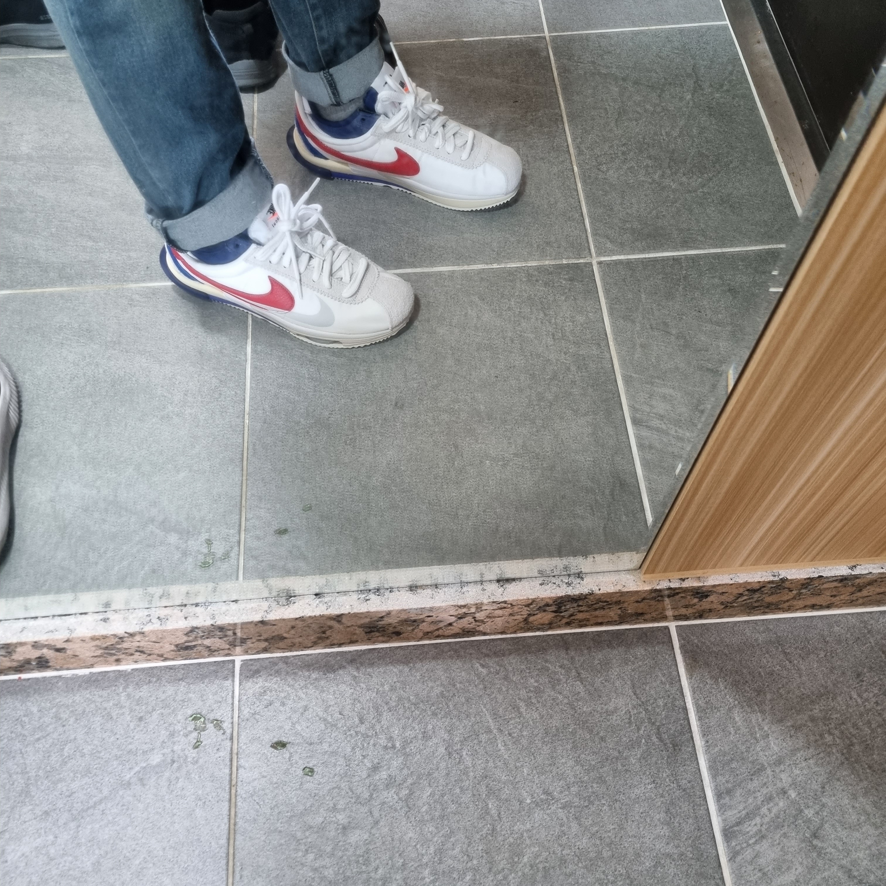 Nike x Sacai Zoom Cortez SP White and University Red 착용 스타일 - 1