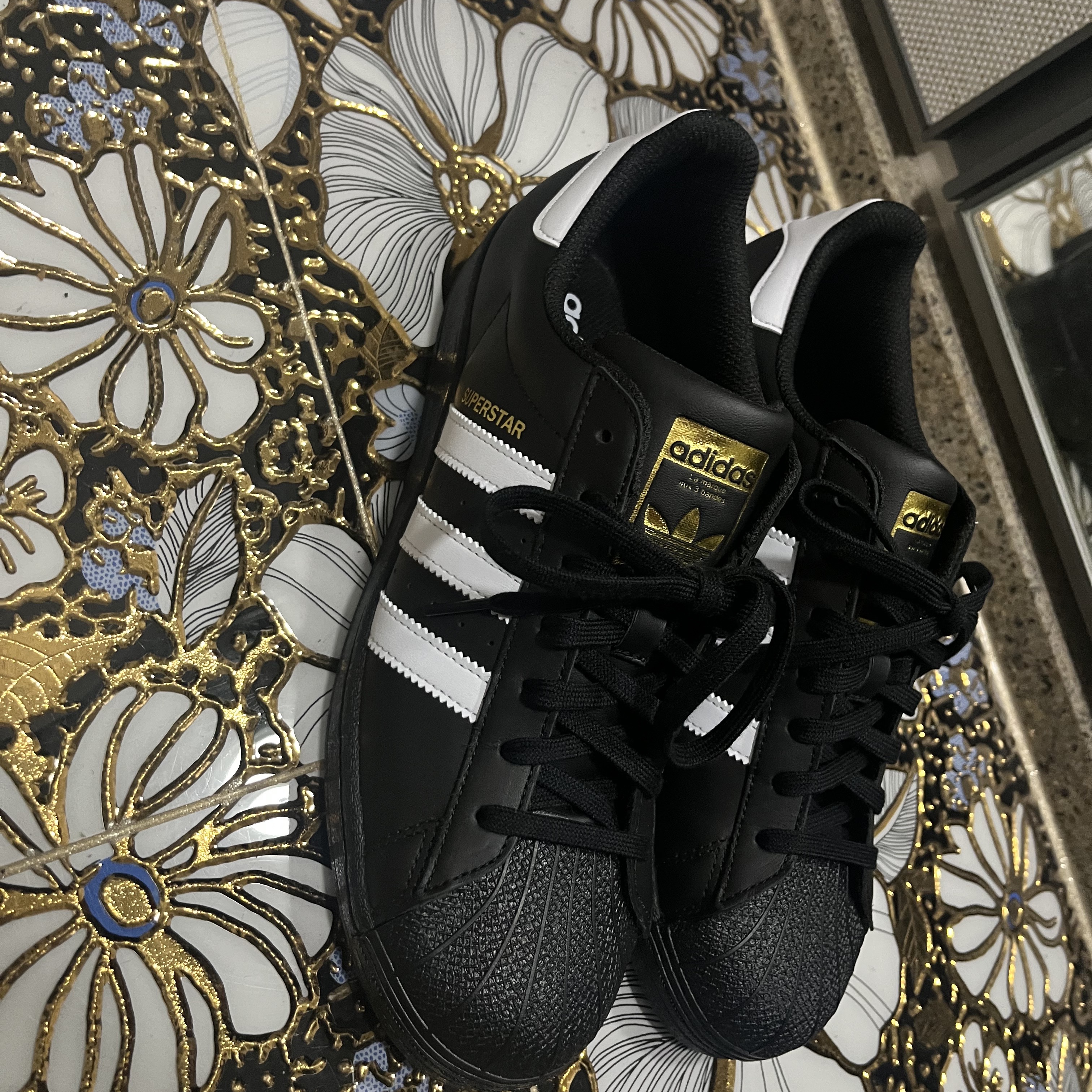 Adidas Superstar Core Black White 착용 스타일