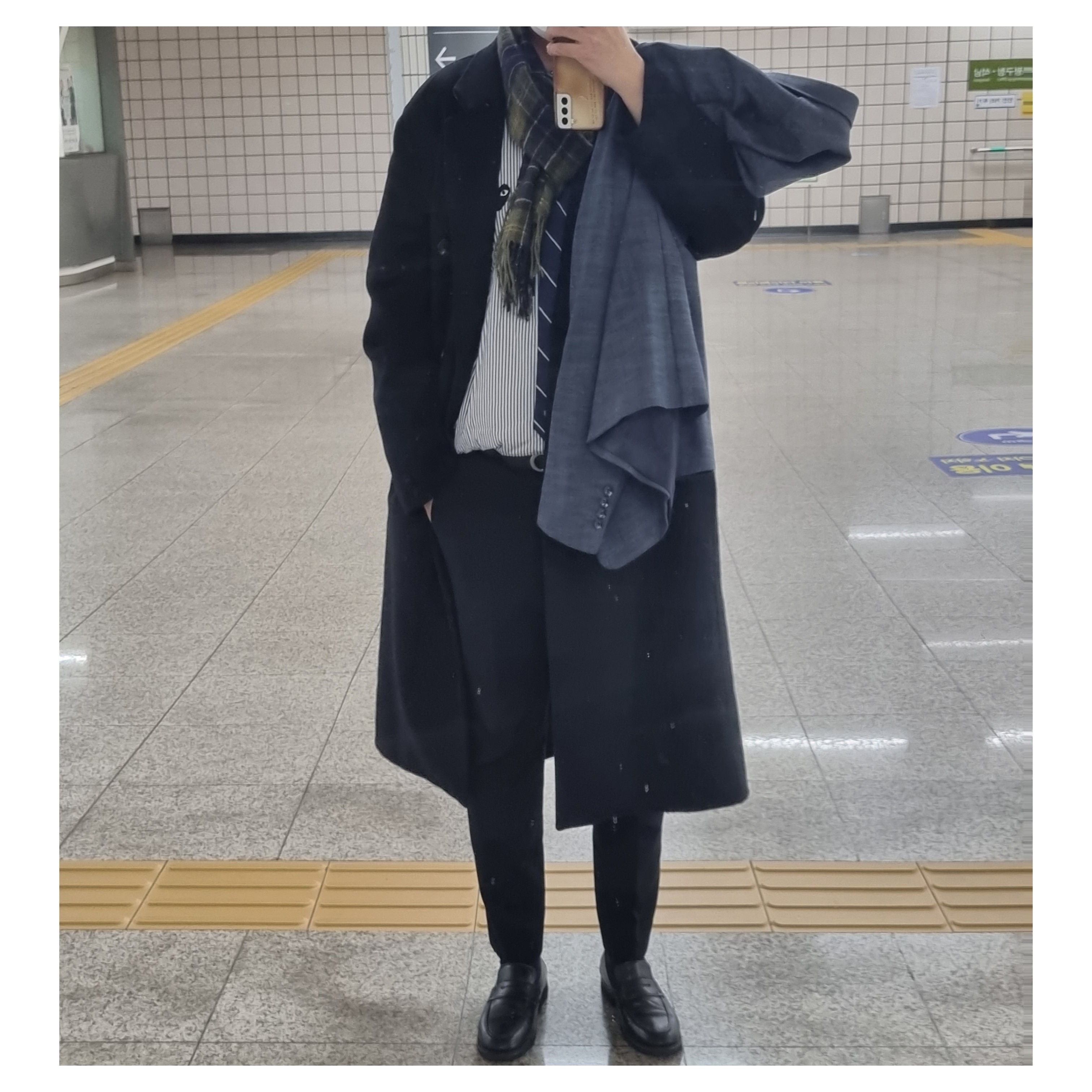 Play Comme des Garcons Striped Black Heart Shirt Blue, Barbour Galston Tartan Pattern Lambswool Muffler Classic Tartan 착용 스타일