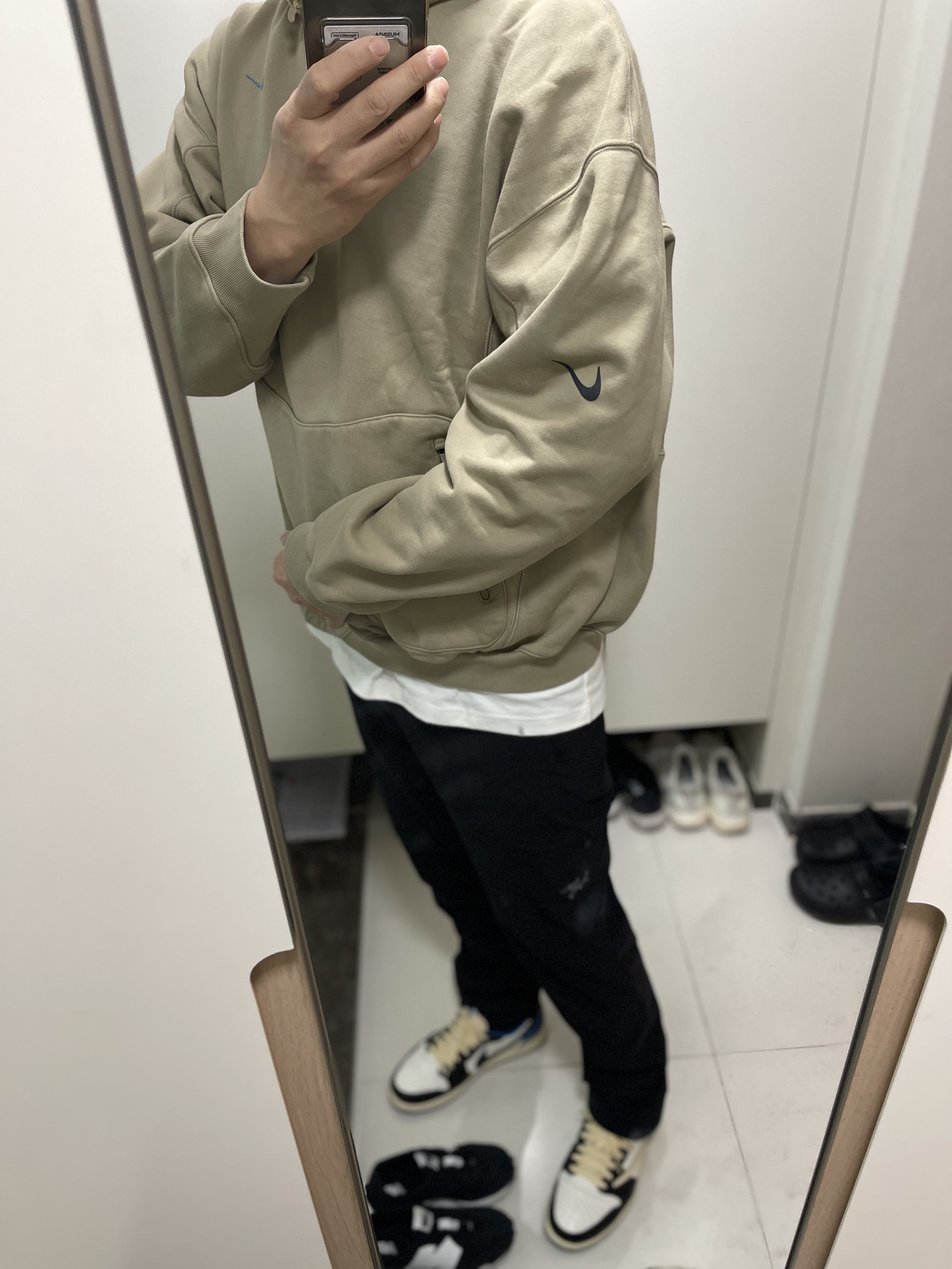 Nike x Off-White NRG Fleece Hoodie Khaki - Asia, Jordan 1 x Travis Scott x Fragment Retro Low OG SP Military Blue 착용 스타일 - 2