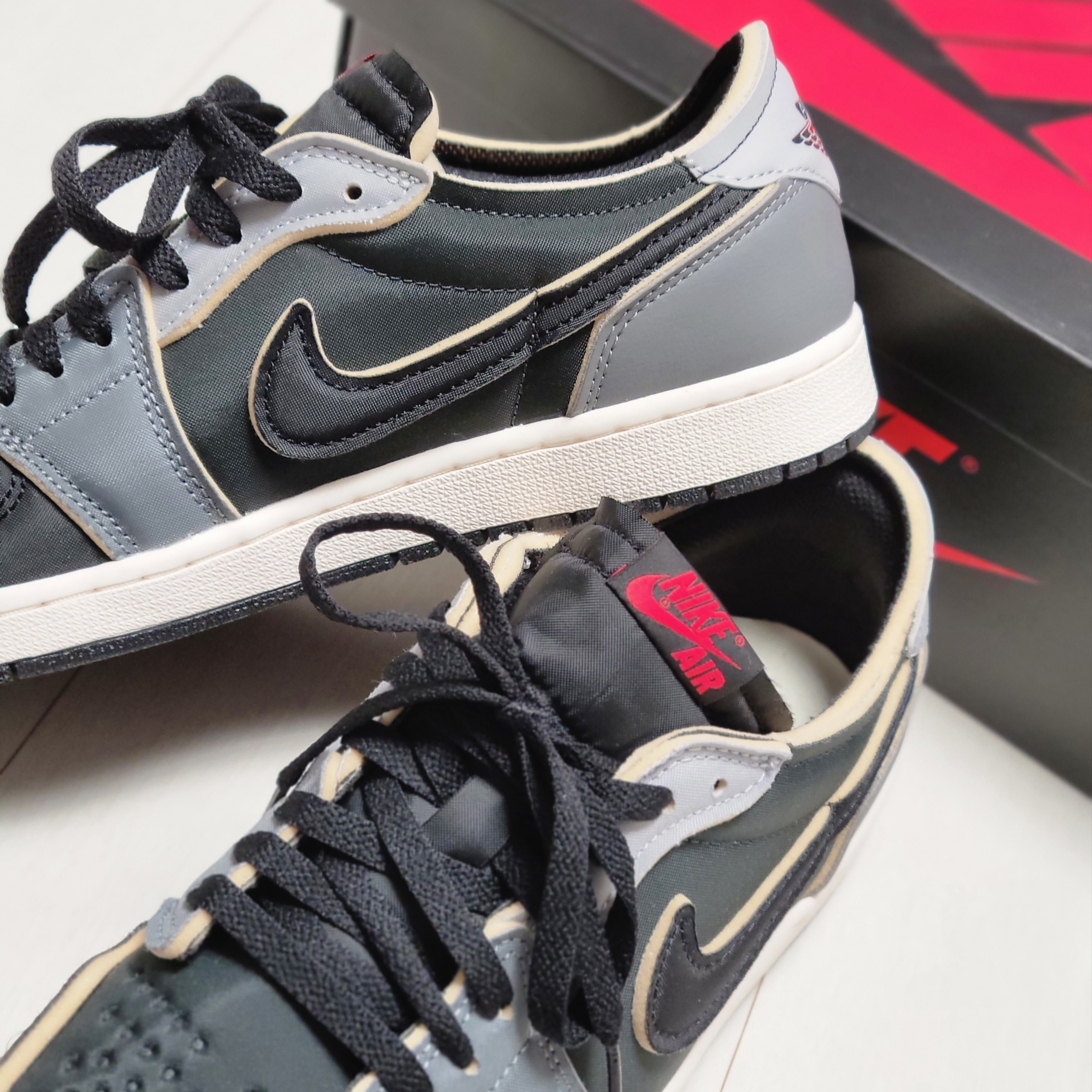 Jordan 1 Retro Low OG EX Black and Smoke Grey 착용 스타일 - 3