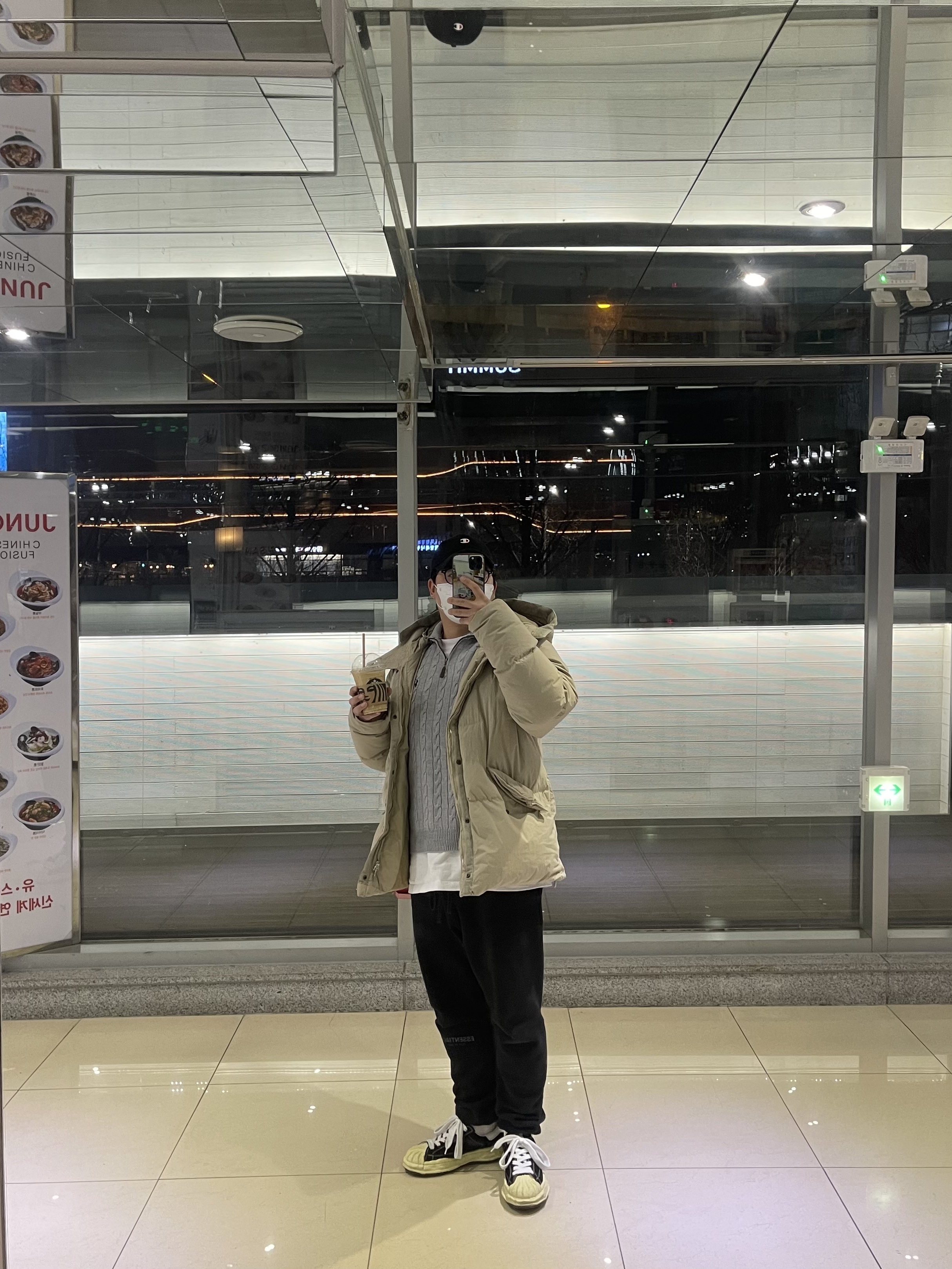 Ten C Artic Down Parka Gauze White V2 - 22FW (Cultizm Exclusive), Maison Mihara Yasuhiro Blakey VL OG Sole Leather Low-top Sneakers Black 착용 스타일
