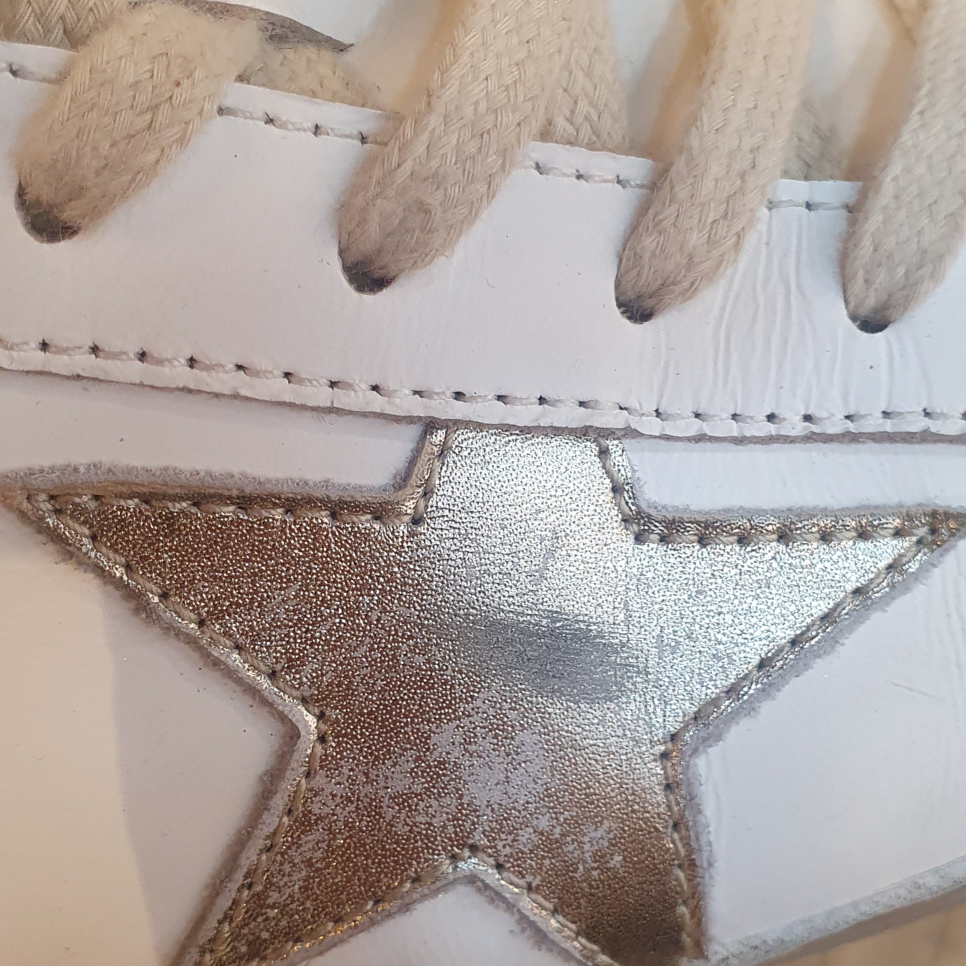 Golden Goose Superstar White Gold Heel Tab Sneakers 착용 스타일 - 1
