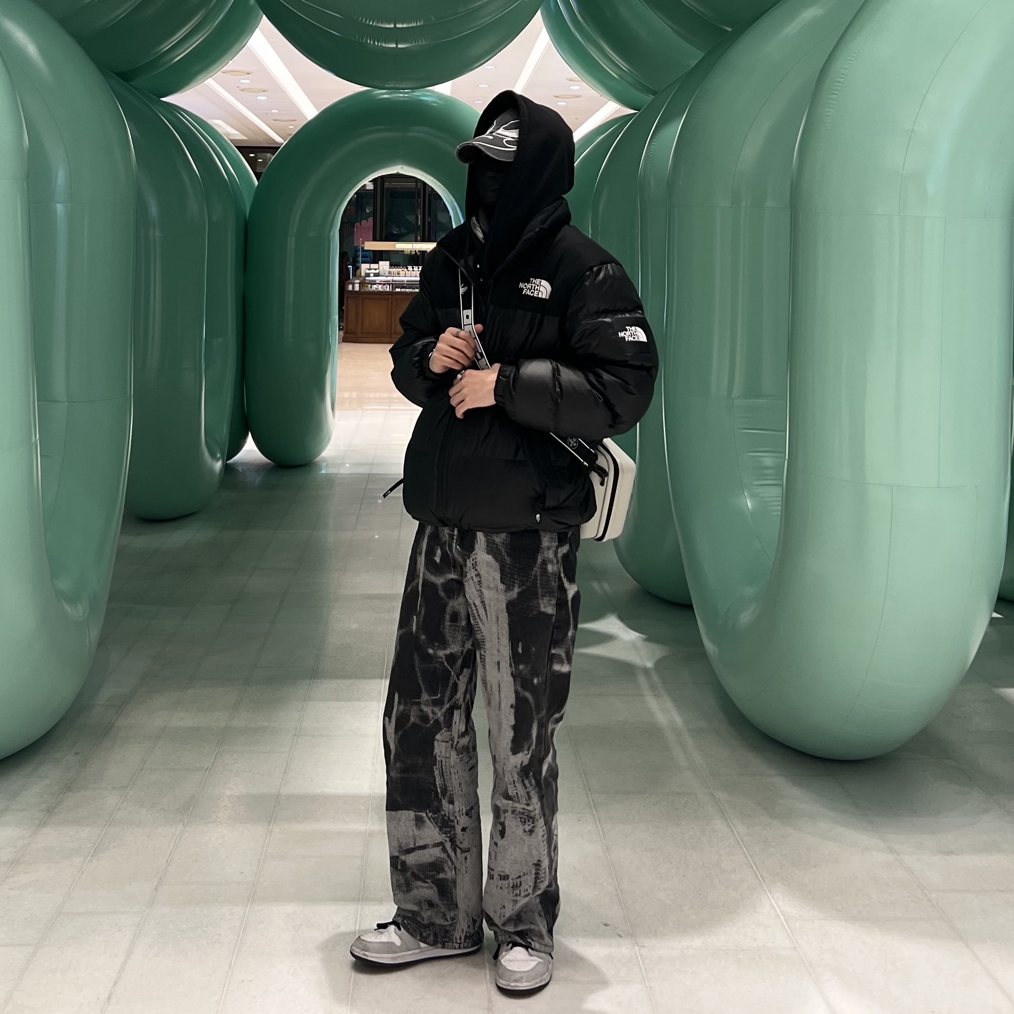 (W) Jordan 1 Mid Grey Fog, Stussy Basic Stussy Hoodie Black 2022 착용 스타일 - 1