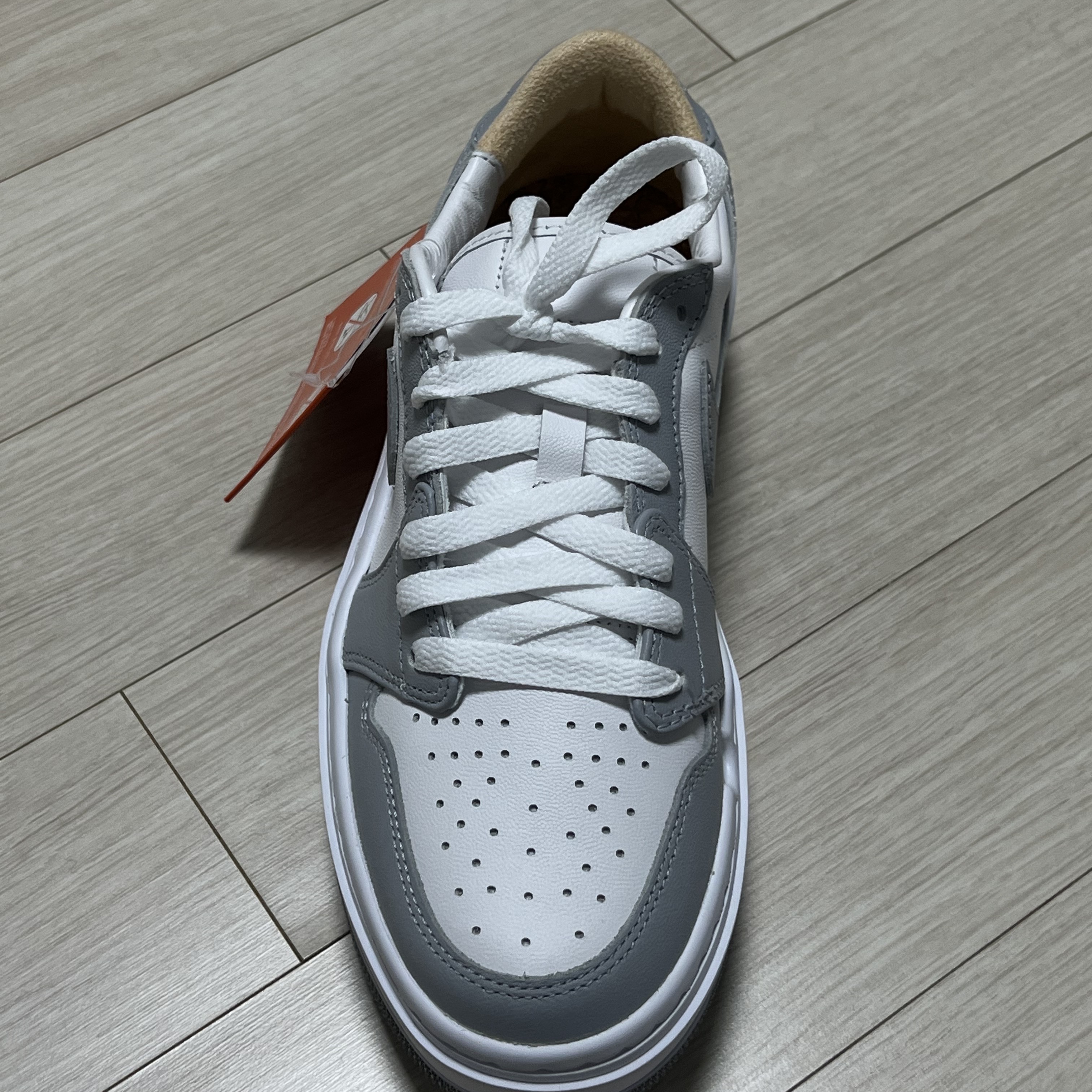 (W) Jordan 1 Elevate Low White and Wolf Grey 착용 스타일 - 3