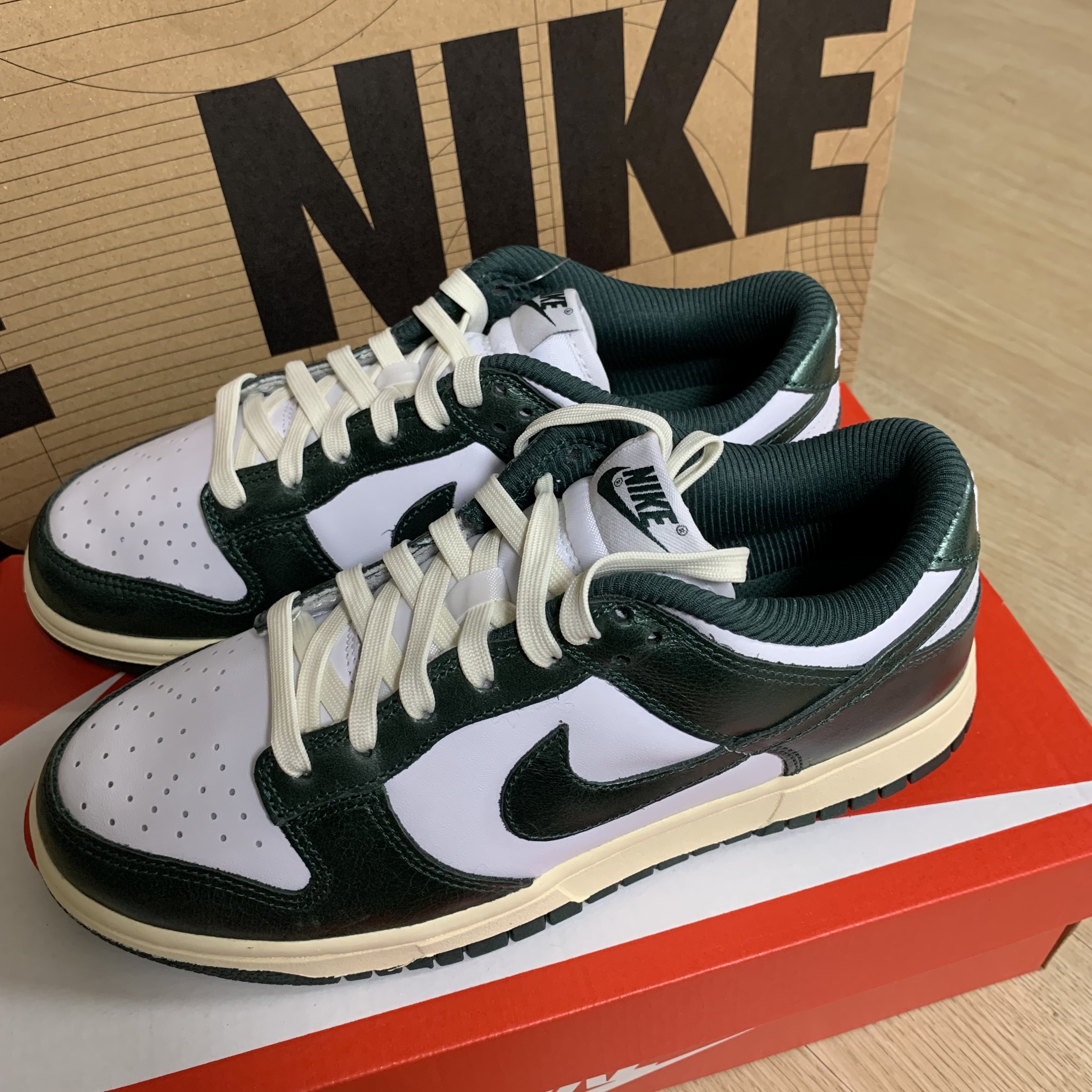 (W) Nike Dunk Low Vintage Green 착용 스타일 - 1