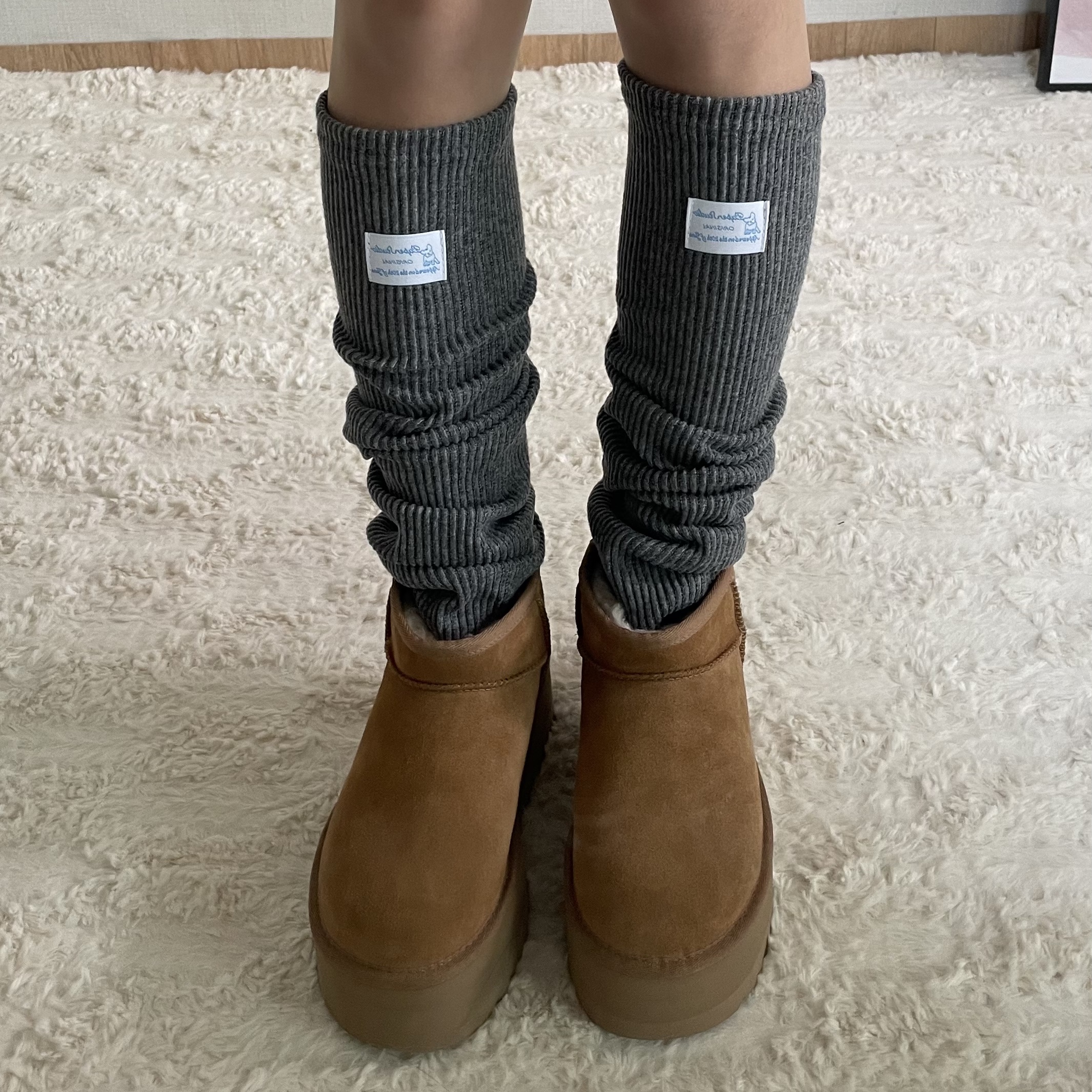 (W) UGG Classic Ultra Mini Platform Boots Chestnut 착용 스타일 - 4