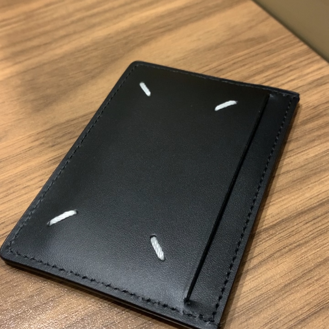 Maison Margiela Four Stitch Card Holder Black 착용 스타일 - 1