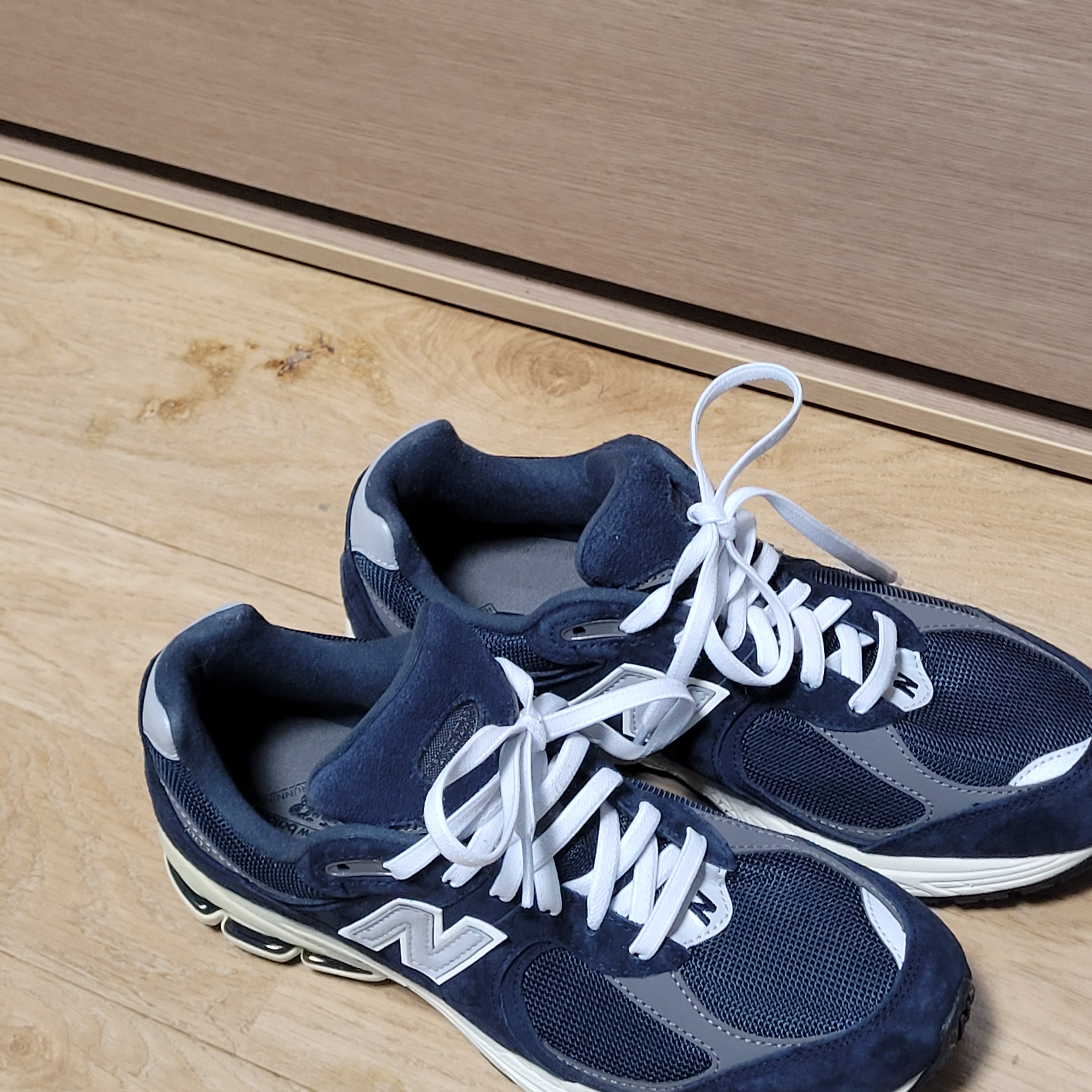 New Balance 2002R Eclipse Castlerock 착용 스타일 - 3