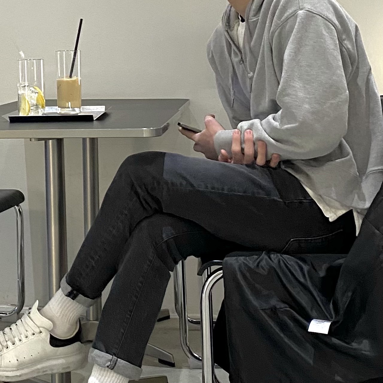Alexander McQueen Oversized Sneakers White Black 착용 스타일