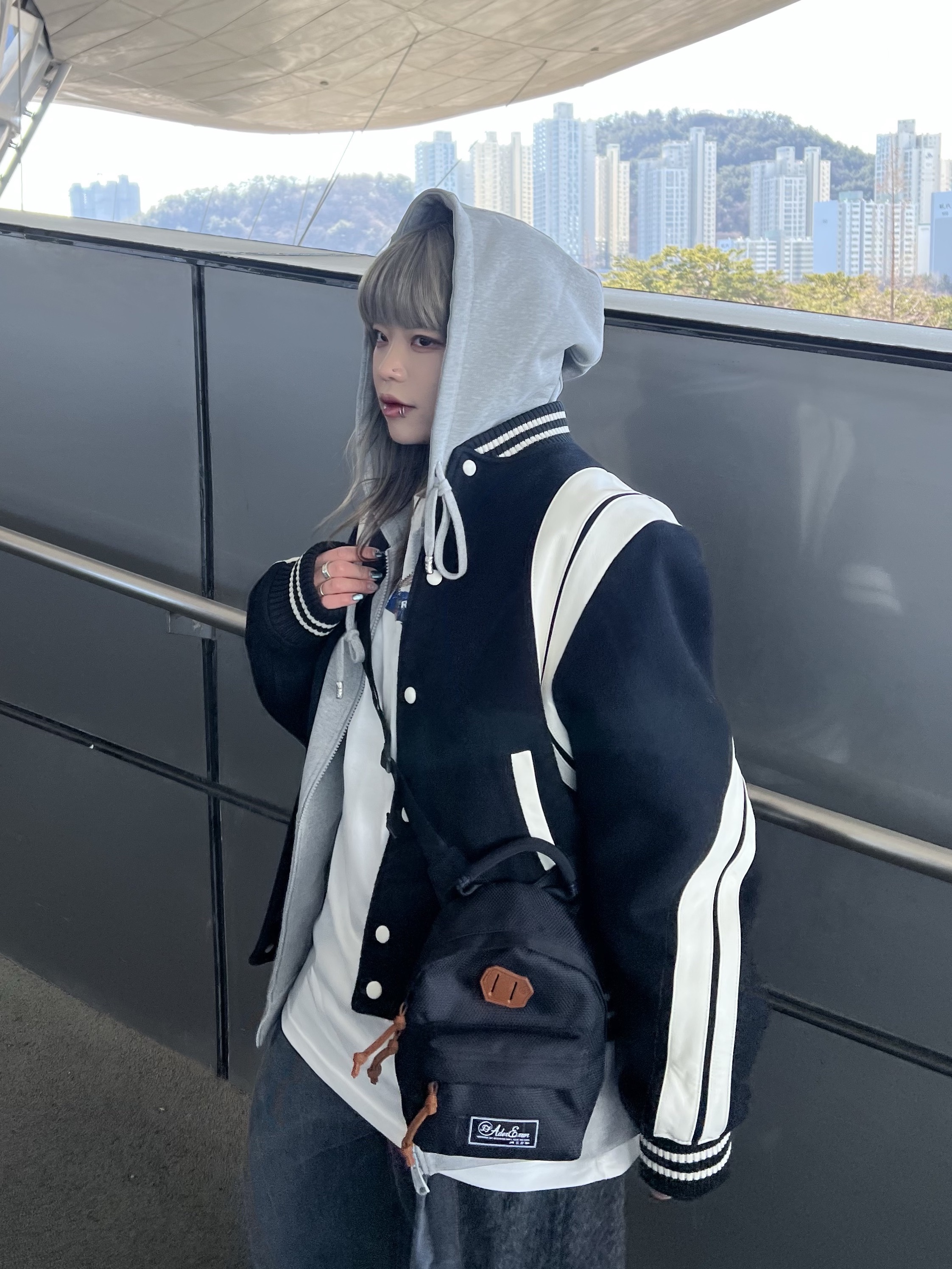 Ader Error Twit Jumper Noir, Ader Error TRS Decal Hoodie Zip-Up Grey 착용 스타일 - 3
