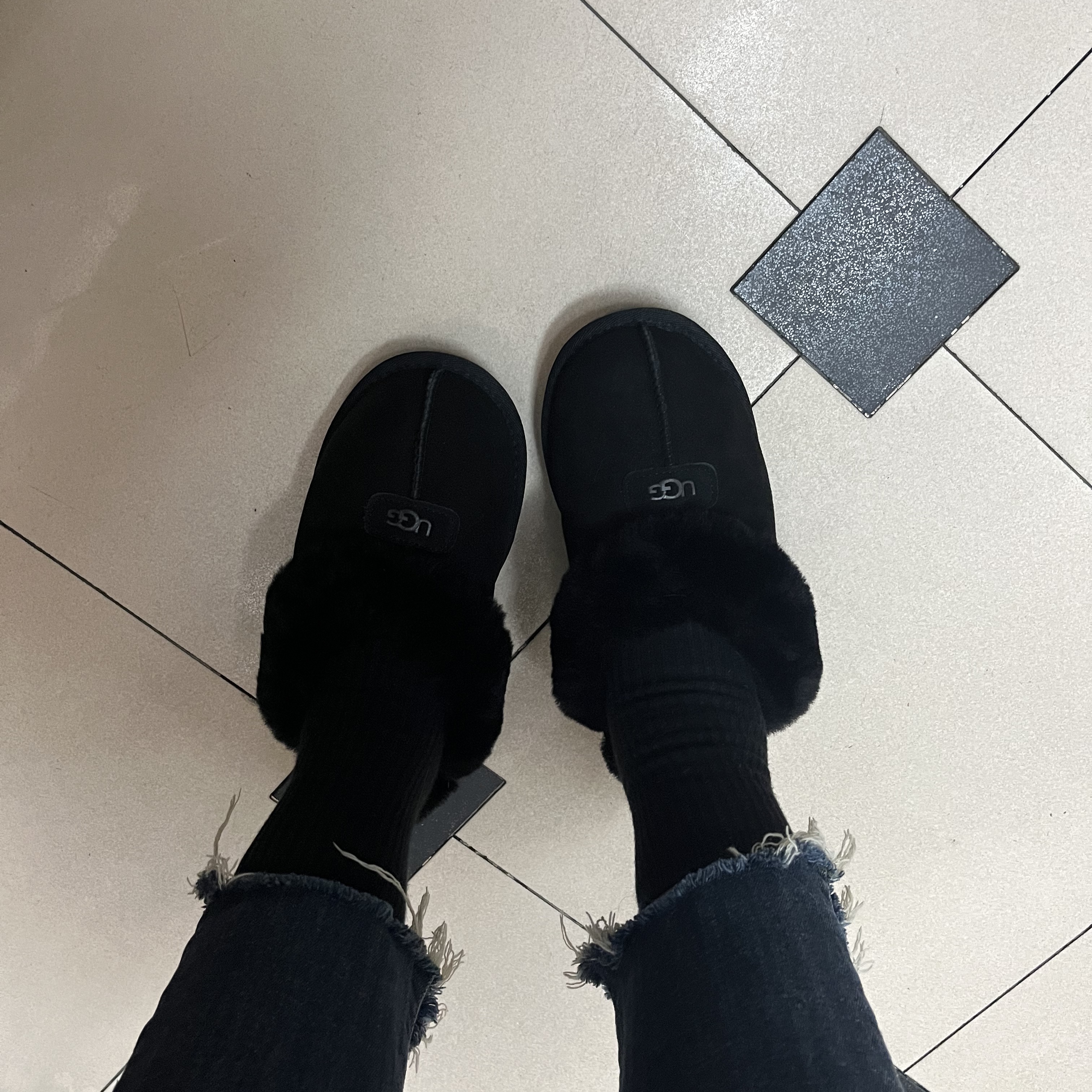 (W) UGG Coquette Slipper Black 착용 스타일 - 1