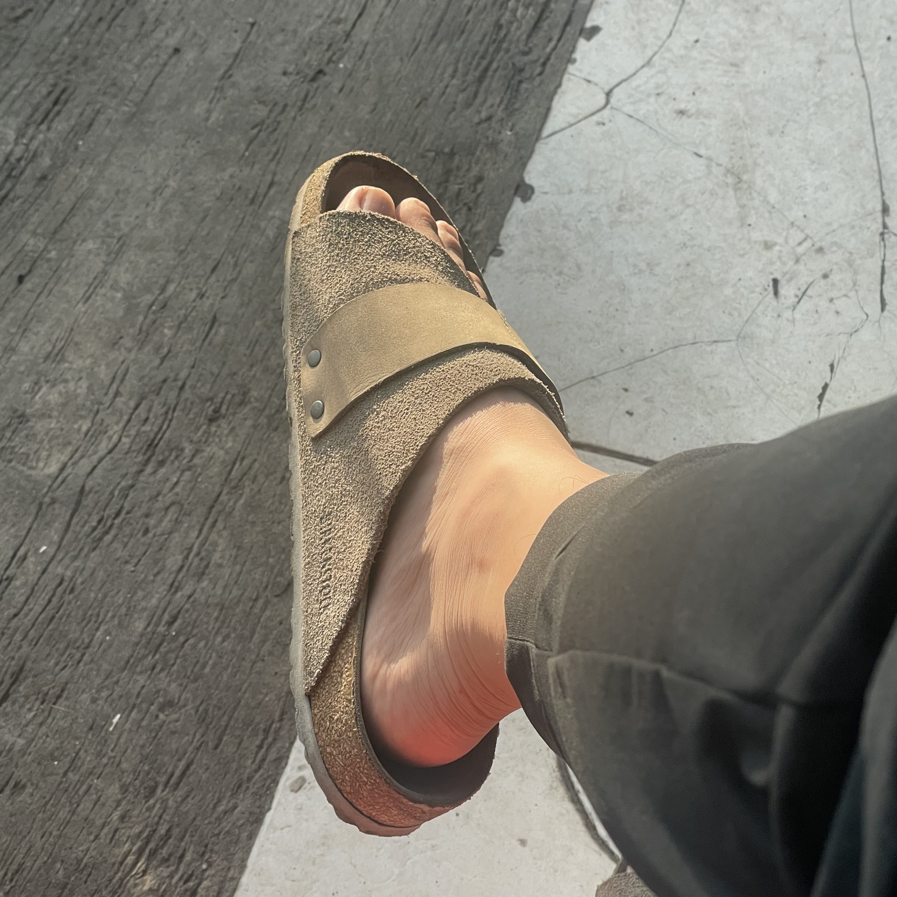 Birkenstock Kyoto Taupe - Regular 착용 스타일