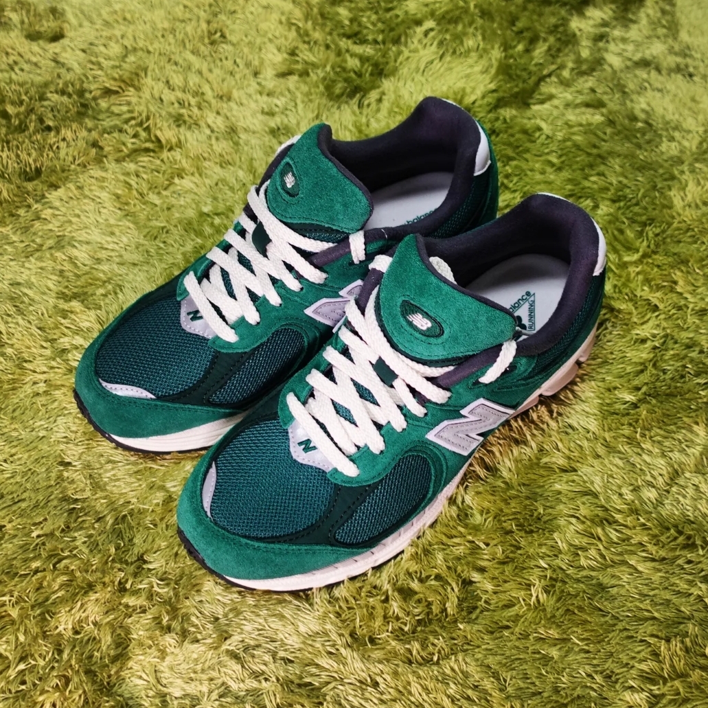 New Balance 2002R Nightwatch Green 착용 스타일 - 1