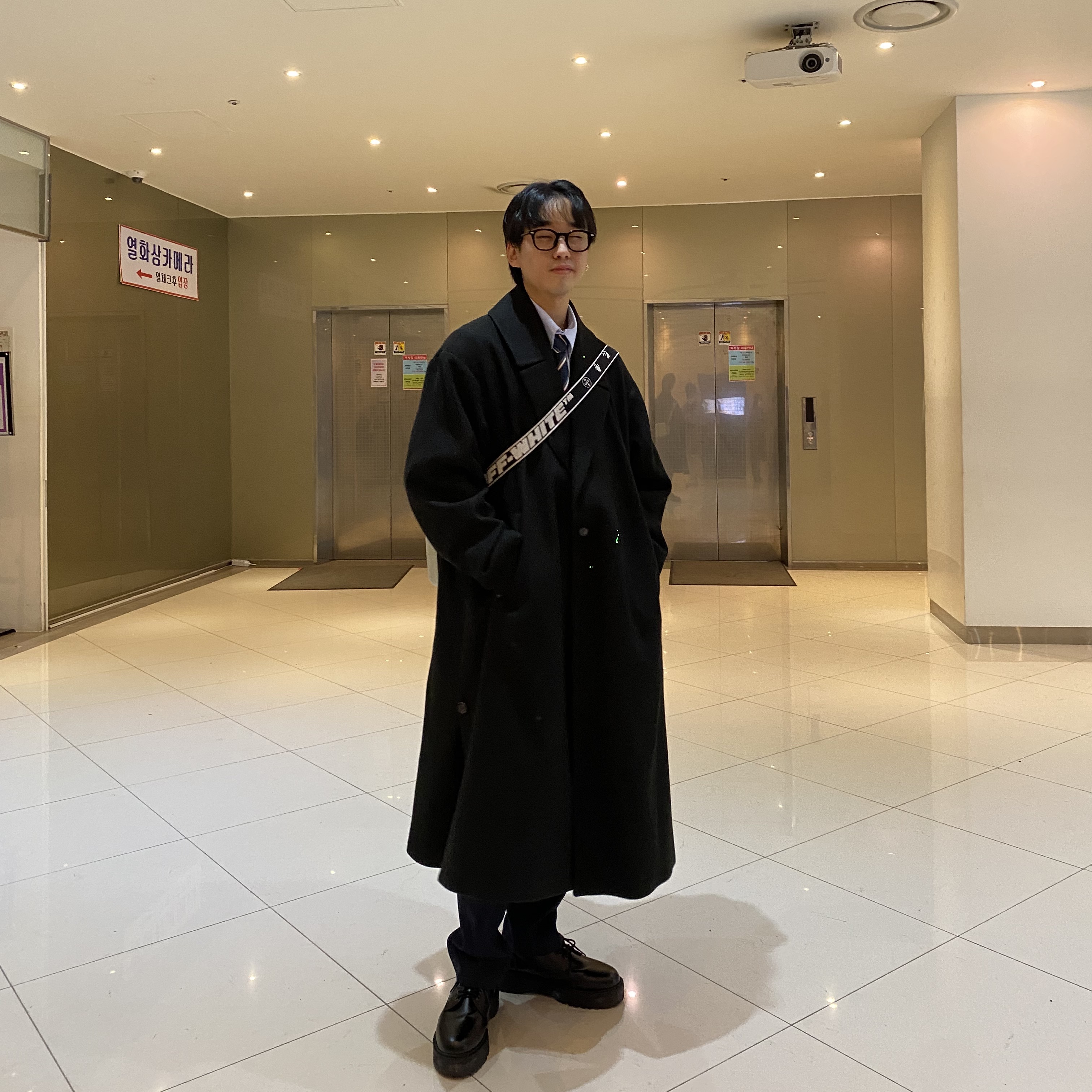 Off-White x Amore Pacific Protection Box (Without Cosmetics) 착용 스타일 - 1