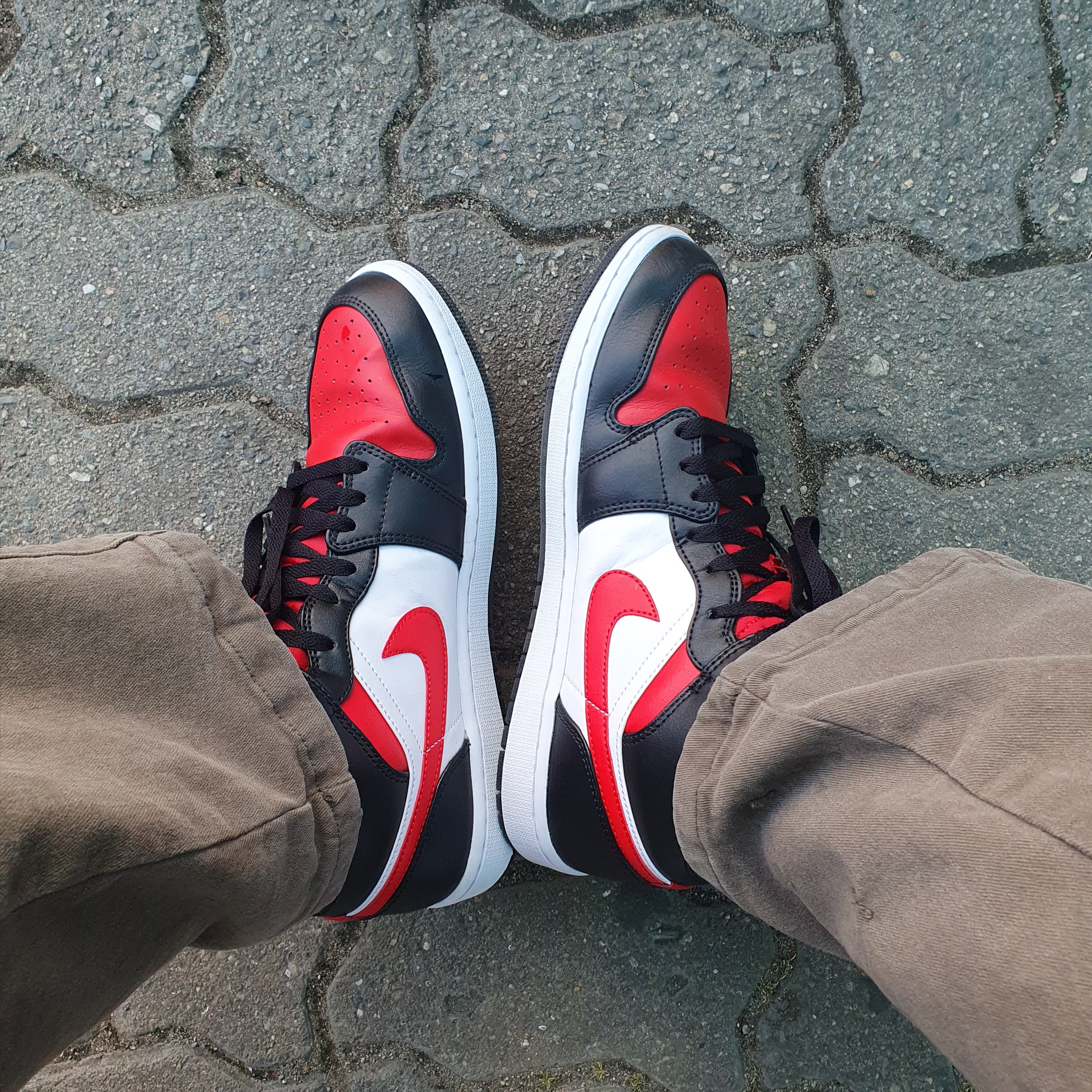 Jordan 1 Mid Black Fire Red 착용 스타일