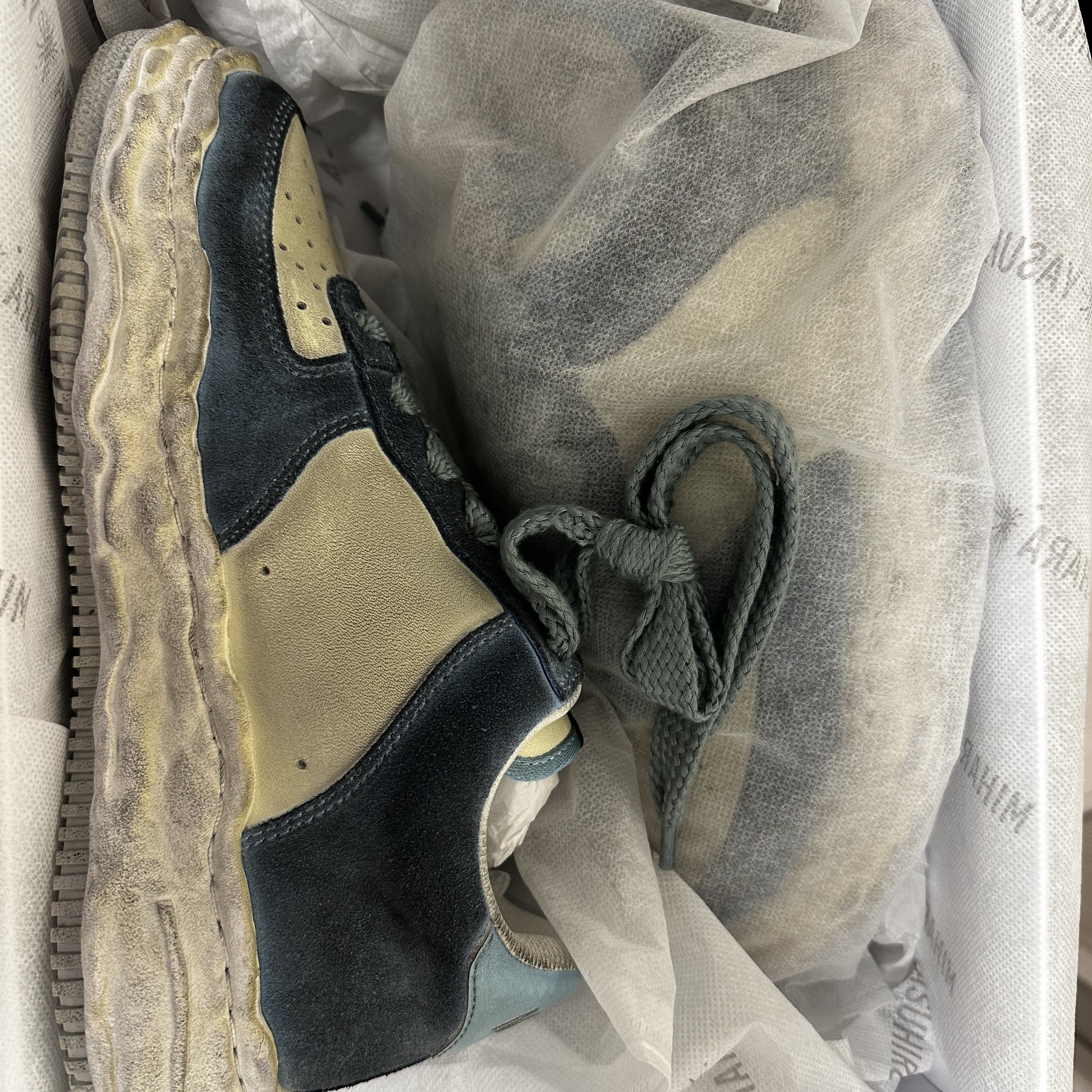 Maison Mihara Yasuhiro Wayne OG Sole Distressed Leather Low-top Sneaker Blue White 착용 스타일