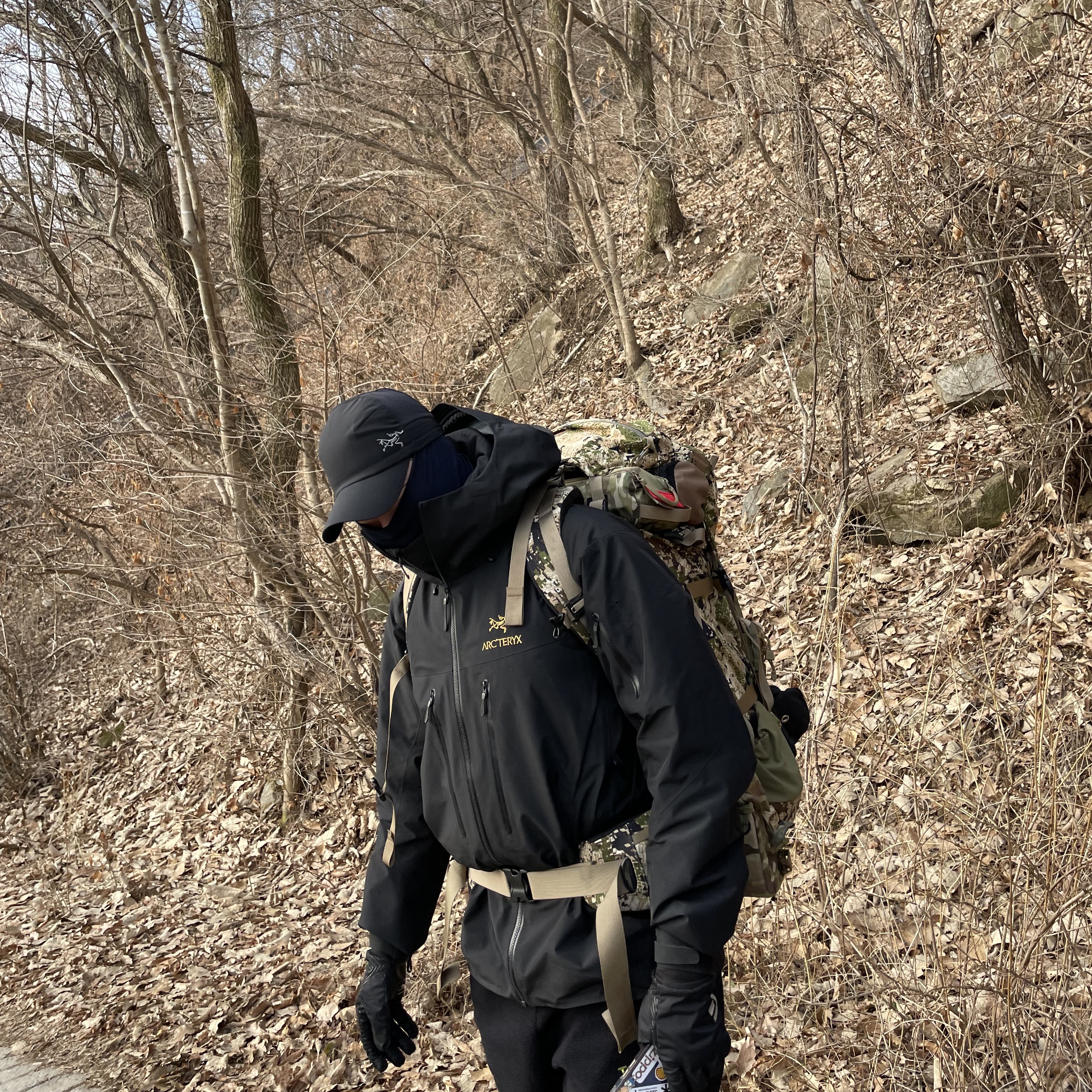 Arc'teryx Alpha SV Jacket 24K Black, IAB Studio x Asics Fleece Pants Black 착용 스타일 - 2